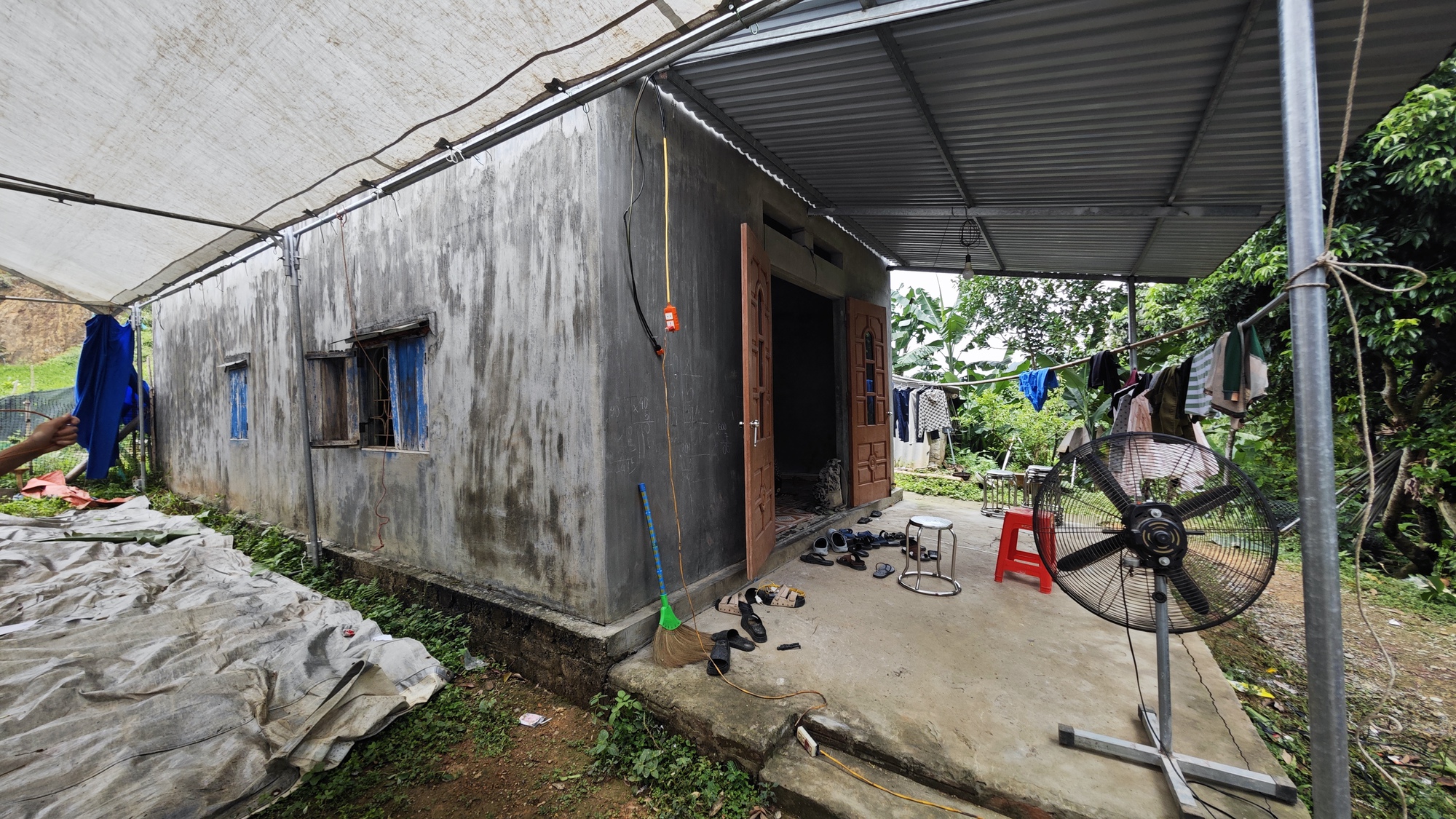 Xót xa cuộc gọi dang dở của con gái nam tài xế tử vong dưới hố cống sâu 5m: "Con đợi mãi vẫn không thấy bố gọi lại nữa..."- Ảnh 5. Xót xa cuộc gọi dang dở của con gái nam tài xế tử vong dưới hố cống sâu 5m: "Con đợi mãi vẫn không thấy bố gọi lại nữa..."- Ảnh 5.
