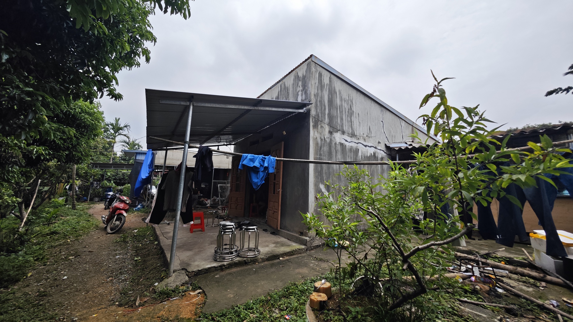 Xót xa cuộc gọi dang dở của con gái nam tài xế tử vong dưới hố cống sâu 5m: "Con đợi mãi vẫn không thấy bố gọi lại nữa..."- Ảnh 4. Xót xa cuộc gọi dang dở của con gái nam tài xế tử vong dưới hố cống sâu 5m: "Con đợi mãi vẫn không thấy bố gọi lại nữa..."- Ảnh 4.