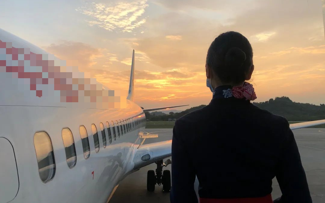Đang n&oacute;i chuyện b&igrave;nh thường, người phụ nữ bất ngờ ngả ra với dấu hiệu đột quỵ: Đoạn clip g&acirc;y &aacute;m ảnh, cảnh b&aacute;o dấu hiệu kh&ocirc;ng được bỏ qua - Ảnh 2.