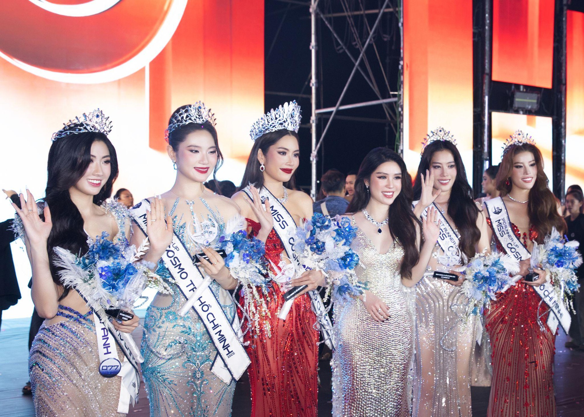 CEO L&acirc;m Ng&acirc;n ngồi ghế n&oacute;ng cuộc thi sắc đẹp, trực tiếp đội tiara cho &Aacute; kh&ocirc;i 2 Miss Cosmo TP. HCM 2026 - Ảnh 2.