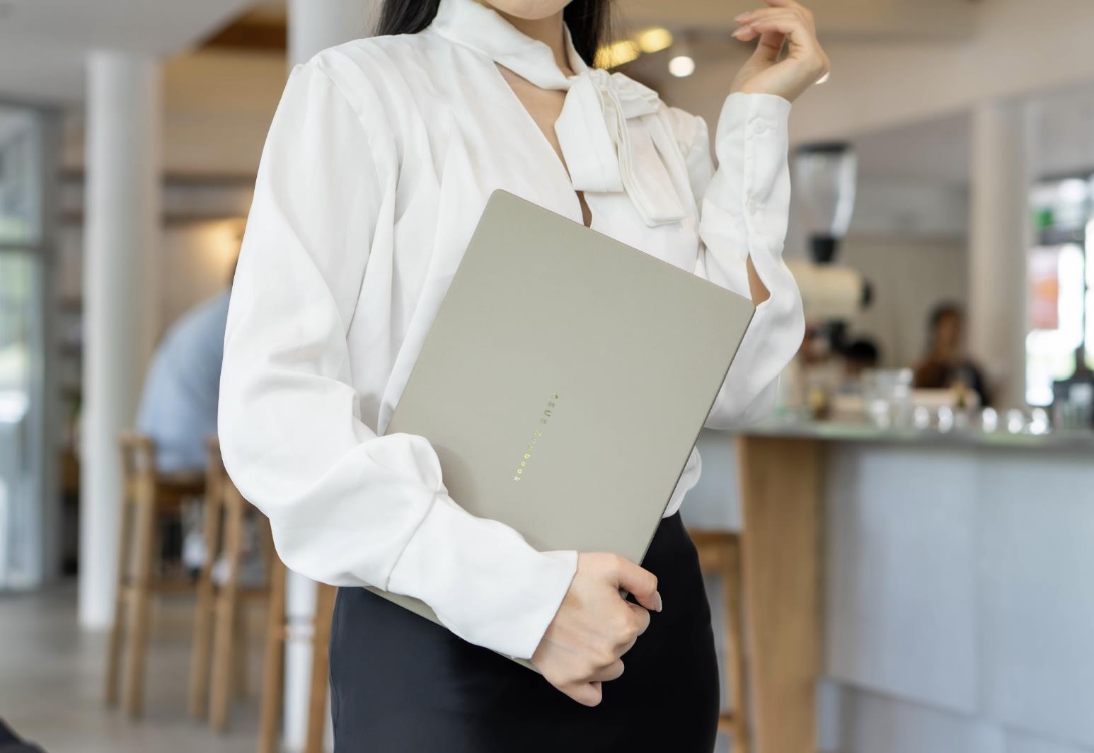 Bỏ việc mang vác nặng: Laptop 990g - Vũ khí cân mượt mọi deadline từ văn phòng ra quán café - Ảnh 1. Bỏ việc mang vác nặng: Laptop 990g - Vũ khí cân mượt mọi deadline từ văn phòng ra quán café - Ảnh 1.