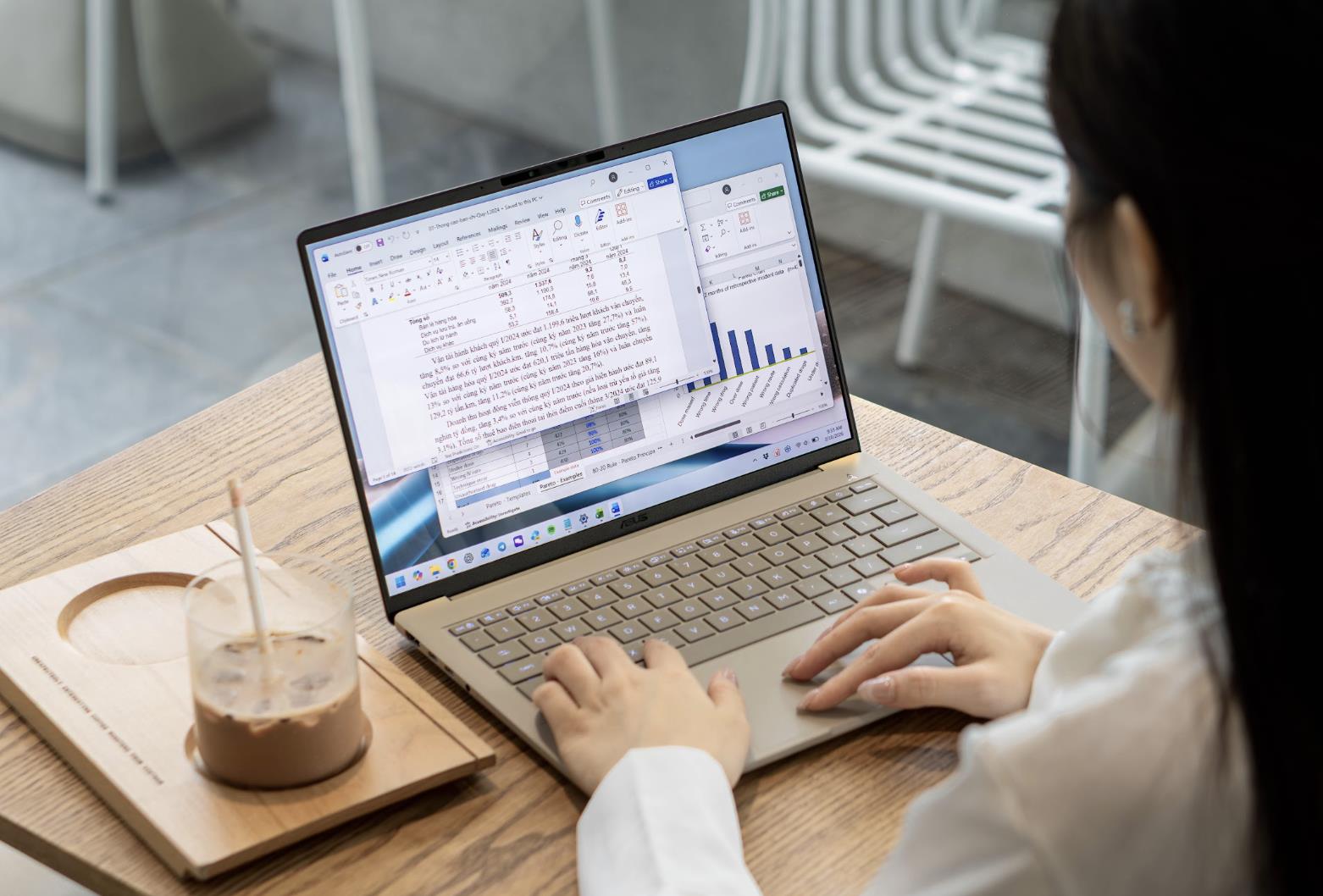 Bỏ việc mang vác nặng: Laptop 990g - Vũ khí cân mượt mọi deadline từ văn phòng ra quán café - Ảnh 2. Bỏ việc mang vác nặng: Laptop 990g - Vũ khí cân mượt mọi deadline từ văn phòng ra quán café - Ảnh 2.