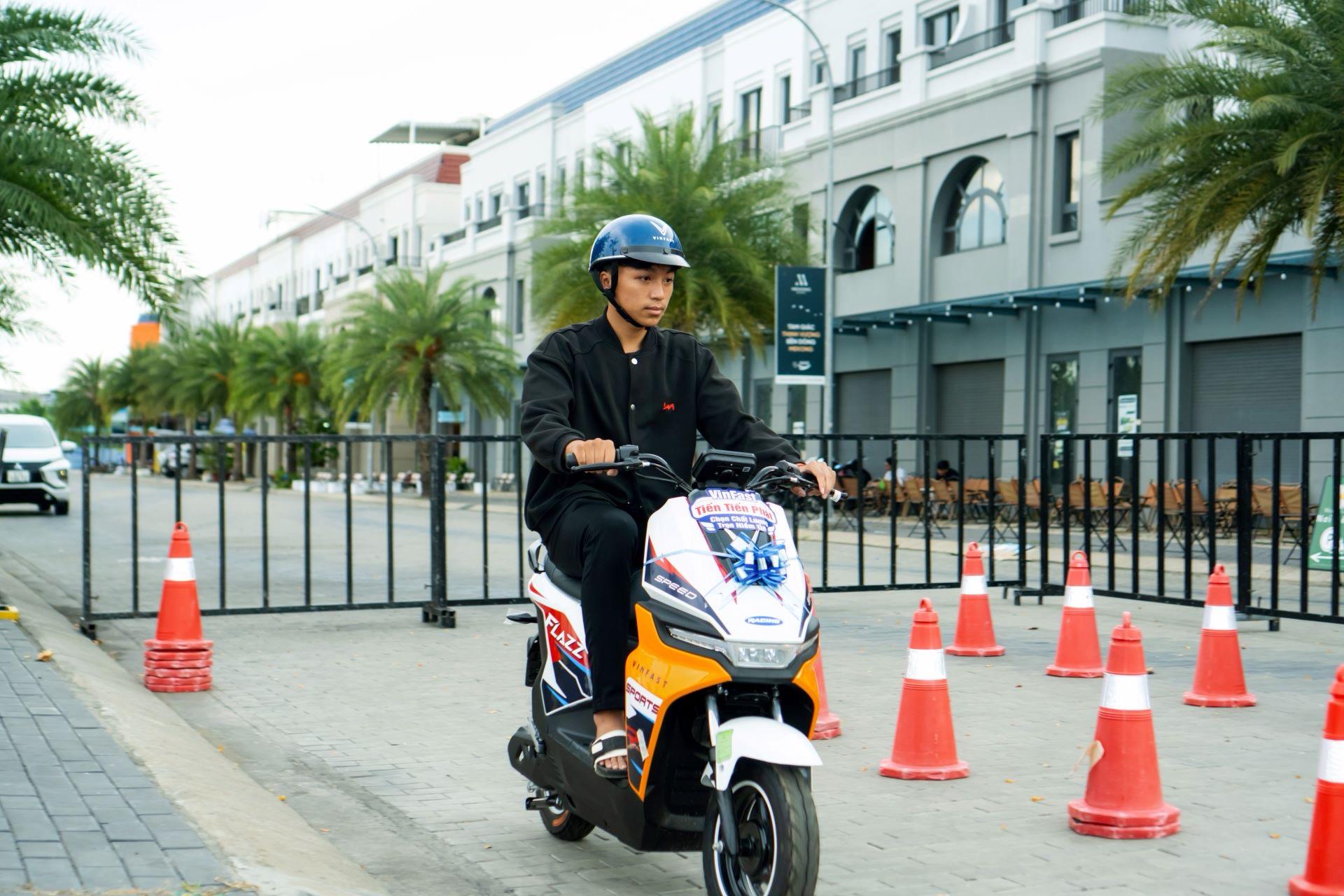 Người dân An Giang thích thú với xe máy điện không cần bằng lái tại sự kiện “Đổi xăng lấy điện” của VinFast - Ảnh 2. Người dân An Giang thích thú với xe máy điện không cần bằng lái tại sự kiện “Đổi xăng lấy điện” của VinFast - Ảnh 2.