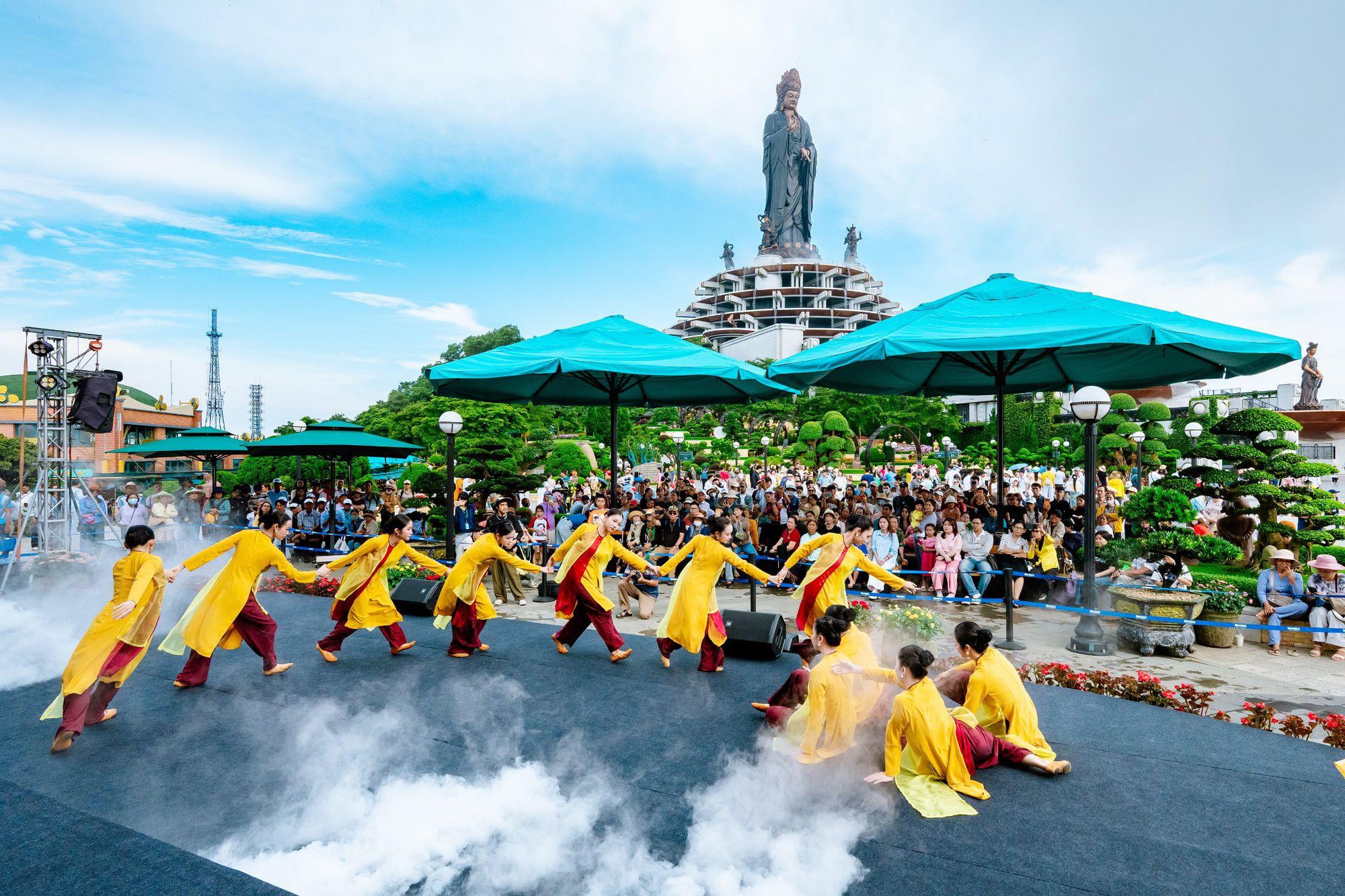 Trổ tài tạo hình trái cây, các nghệ nhân khiến khách đến núi Bà Đen ngỡ ngàng - Ảnh 11. Trổ tài tạo hình trái cây, các nghệ nhân khiến khách đến núi Bà Đen ngỡ ngàng - Ảnh 11.