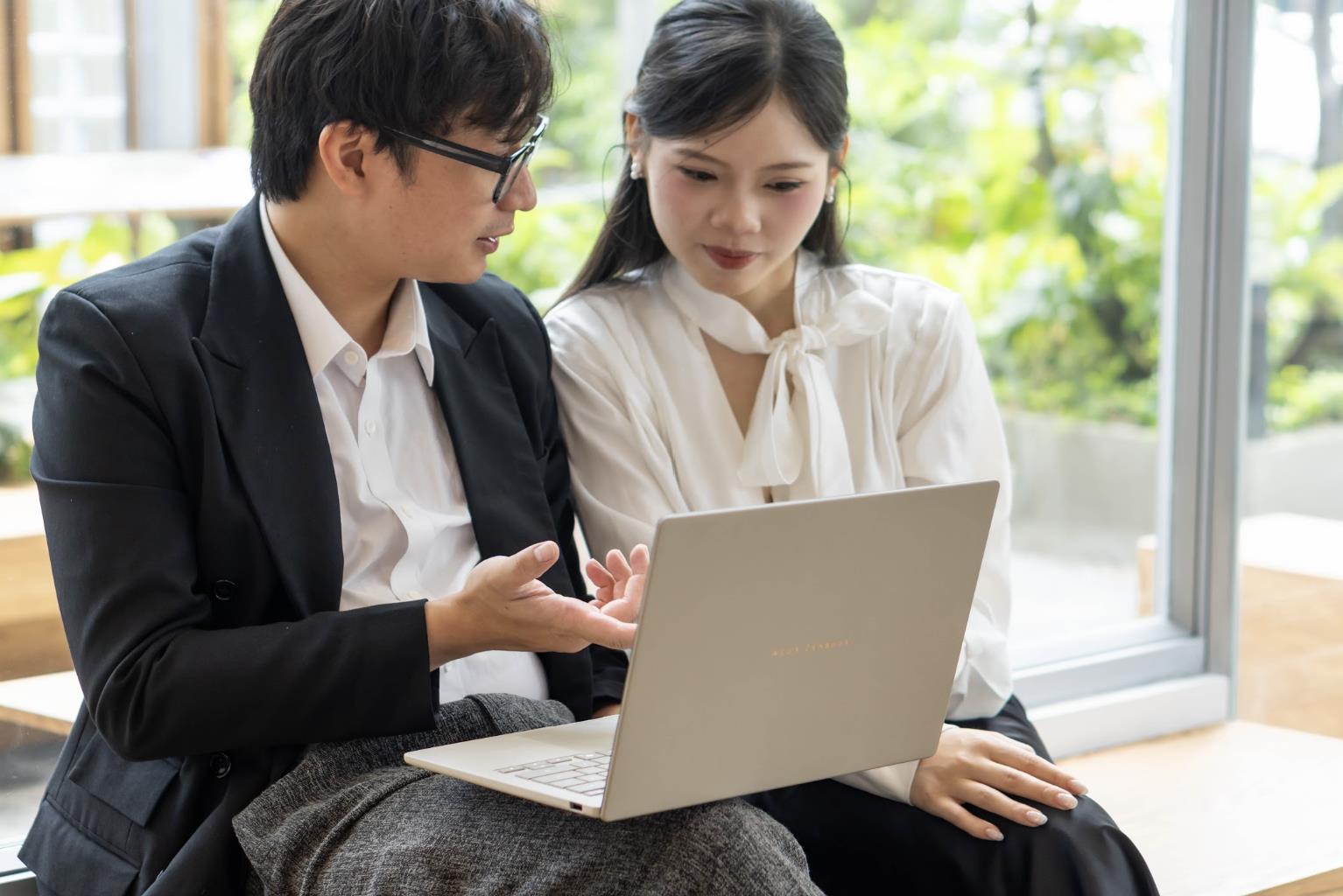 Bỏ việc mang vác nặng: Laptop 990g - Vũ khí cân mượt mọi deadline từ văn phòng ra quán café - Ảnh 3. Bỏ việc mang vác nặng: Laptop 990g - Vũ khí cân mượt mọi deadline từ văn phòng ra quán café - Ảnh 3.