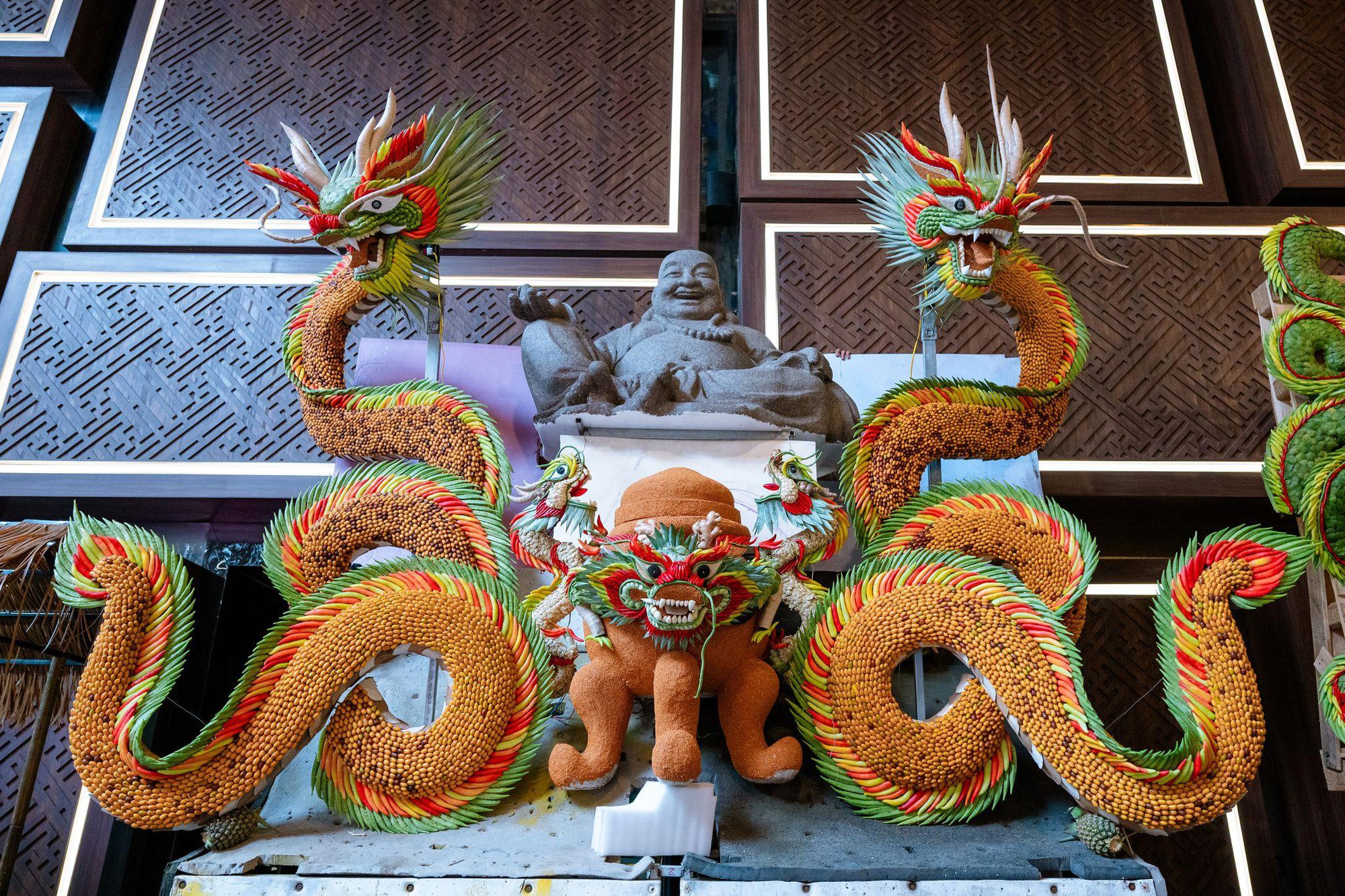 Trổ tài tạo hình trái cây, các nghệ nhân khiến khách đến núi Bà Đen ngỡ ngàng - Ảnh 4. Trổ tài tạo hình trái cây, các nghệ nhân khiến khách đến núi Bà Đen ngỡ ngàng - Ảnh 4.