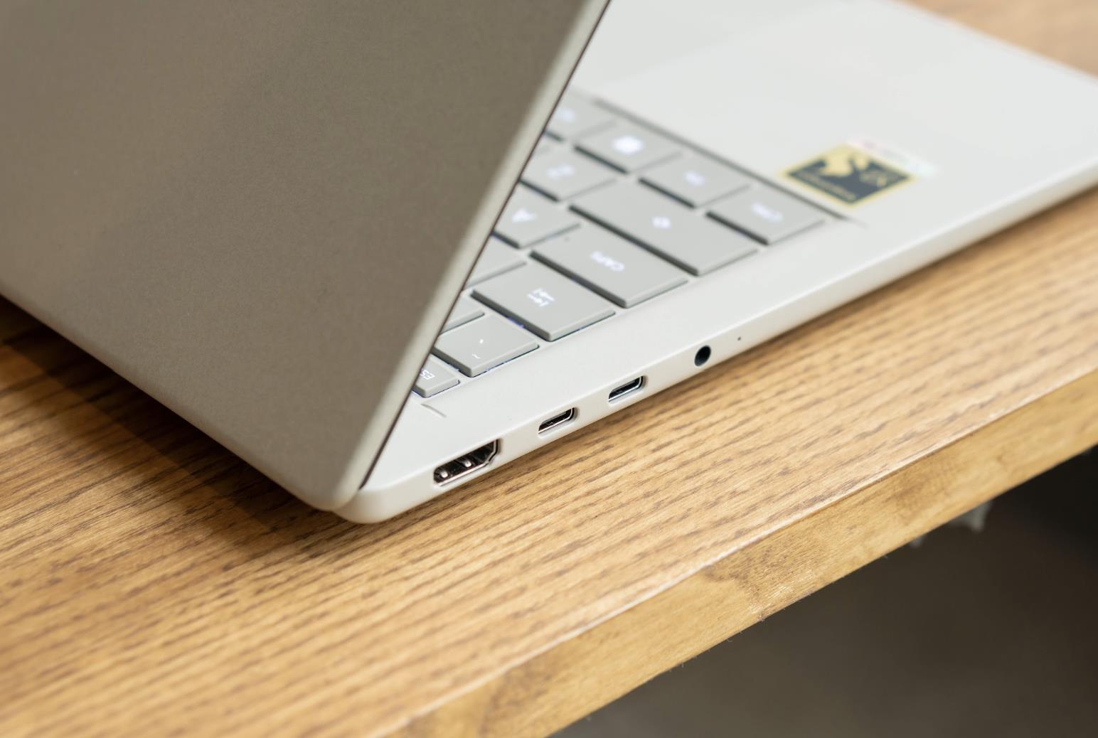 Bỏ việc mang vác nặng: Laptop 990g - Vũ khí cân mượt mọi deadline từ văn phòng ra quán café - Ảnh 4. Bỏ việc mang vác nặng: Laptop 990g - Vũ khí cân mượt mọi deadline từ văn phòng ra quán café - Ảnh 4.