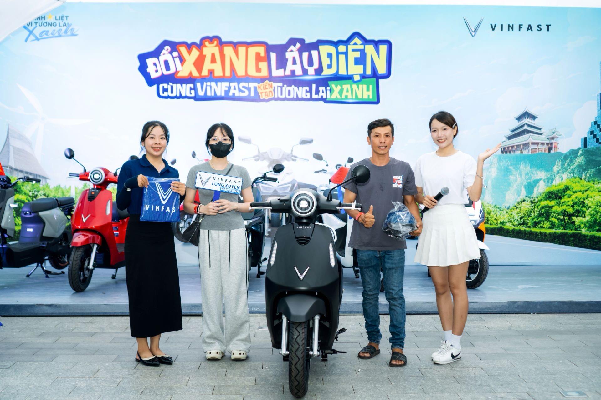 Người dân An Giang thích thú với xe máy điện không cần bằng lái tại sự kiện “Đổi xăng lấy điện” của VinFast - Ảnh 4. Người dân An Giang thích thú với xe máy điện không cần bằng lái tại sự kiện “Đổi xăng lấy điện” của VinFast - Ảnh 4.