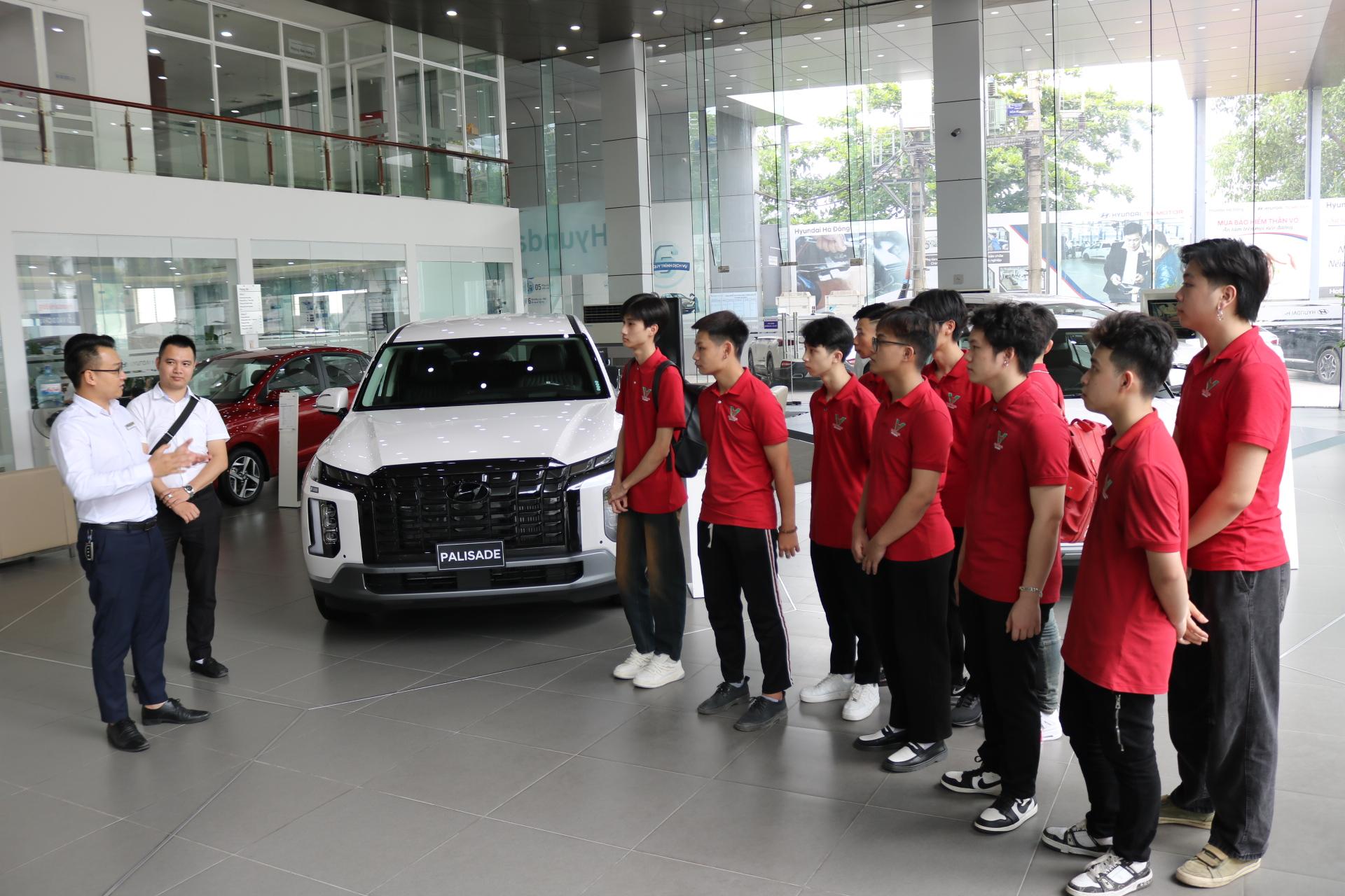 Trường Đại học Trưng Vương: Những trải nghiệm làm nên một môi trường học tập “không chỉ có giảng đường” - Ảnh 7. Trường Đại học Trưng Vương: Những trải nghiệm làm nên một môi trường học tập “không chỉ có giảng đường” - Ảnh 7.