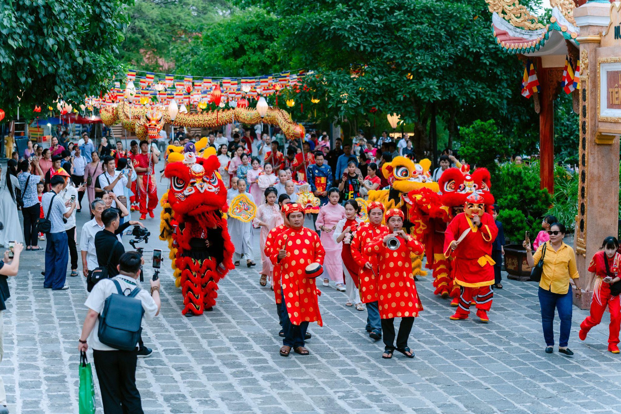 Trổ tài tạo hình trái cây, các nghệ nhân khiến khách đến núi Bà Đen ngỡ ngàng - Ảnh 10. Trổ tài tạo hình trái cây, các nghệ nhân khiến khách đến núi Bà Đen ngỡ ngàng - Ảnh 10.