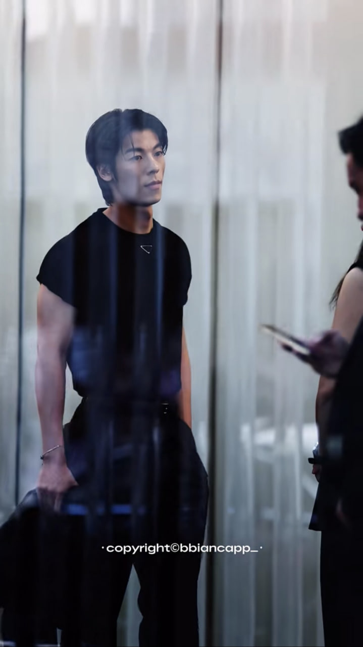 Chồng quốc d&acirc;n mặc &aacute;o chẽn lộ bụng, quyết kh&ocirc;ng để m&igrave;nh nhạt nho&agrave; tại show thời trang- Ảnh 9.