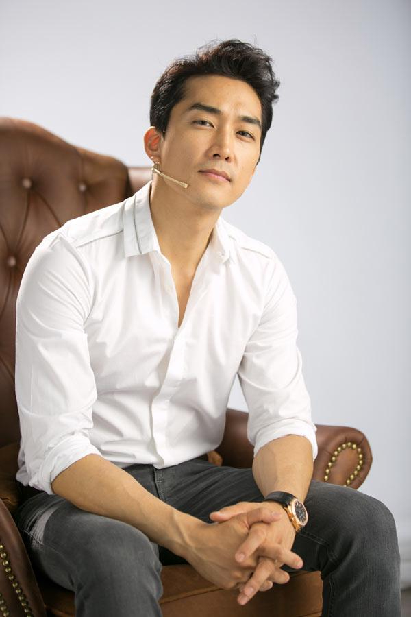 So Ji Sub đứng h&igrave;nh v&igrave; bị hỏi kh&oacute; về bạn trai tin đồn Song Seung Hun- Ảnh 5.