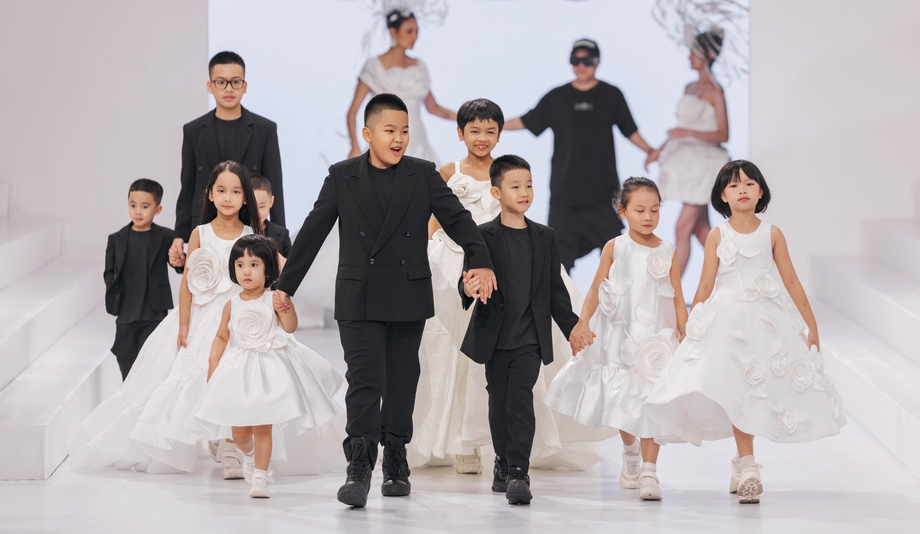 Con trai 12 tuổi của một NTK "nổi loạn" tr&ecirc;n s&agrave;n catwalk, d&agrave;n sao Việt xem xong n&oacute;i thẳng 1 điều- Ảnh 5.