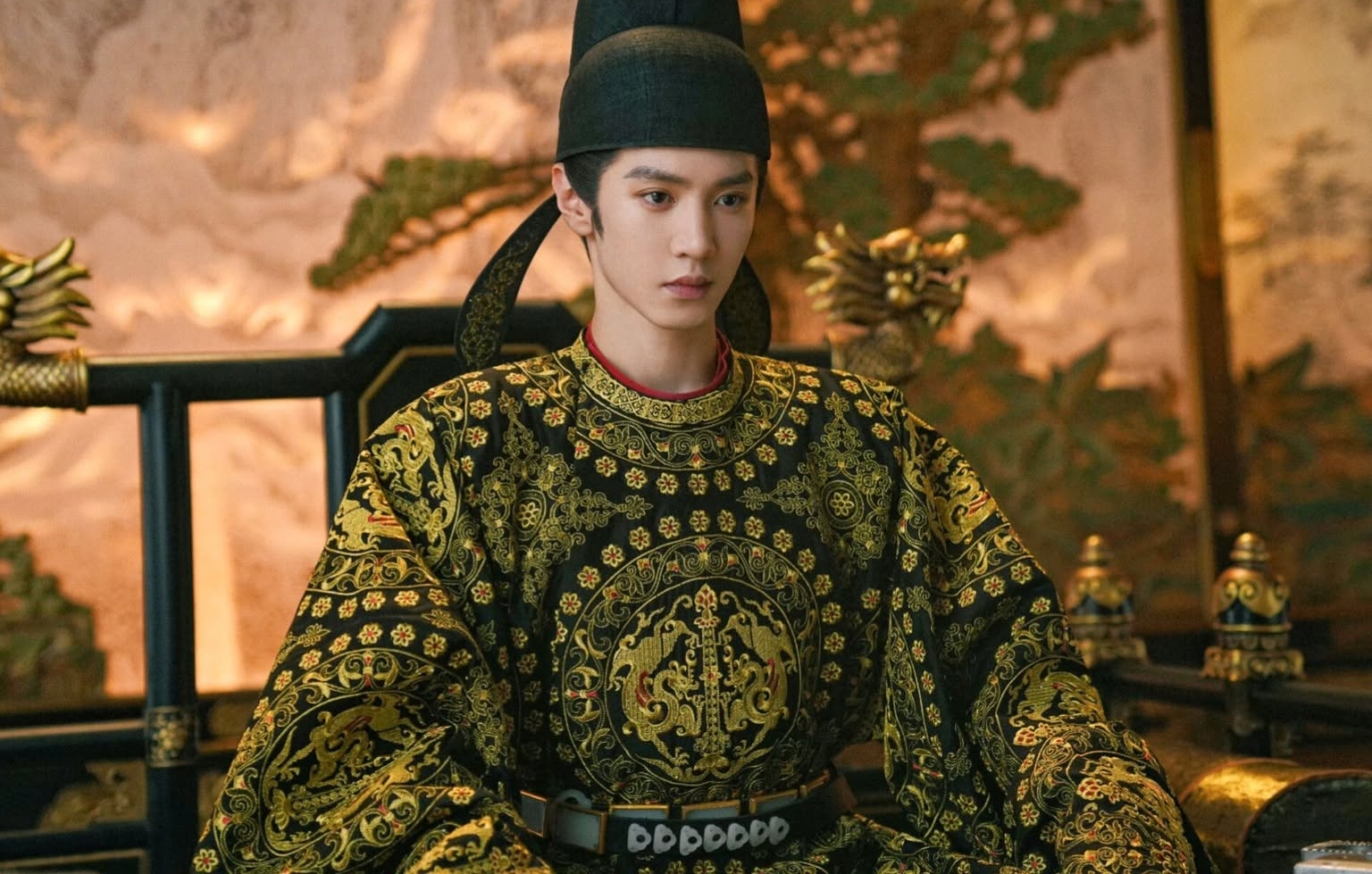Ho&agrave;ng đế đẹp nhất m&agrave;n ảnh Hoa ngữ l&uacute;c n&agrave;y: Nh&igrave;n g&oacute;c n&agrave;o cũng to&aacute;t l&ecirc;n vẻ cao qu&yacute;, qu&acirc;n vương x&eacute; truyện bước ra- Ảnh 8.
