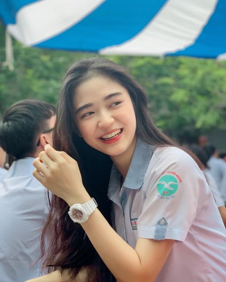 Mỹ nh&acirc;n c&oacute; &aacute;nh mắt k&igrave; lạ khi ngồi cạnh V&otilde; Điền Gia Huy: Nổi tiếng khi tậu BMW năm 23 tuổi, kh&ocirc;ng d&aacute;m so mặt cũ với hiện tại- Ảnh 3.