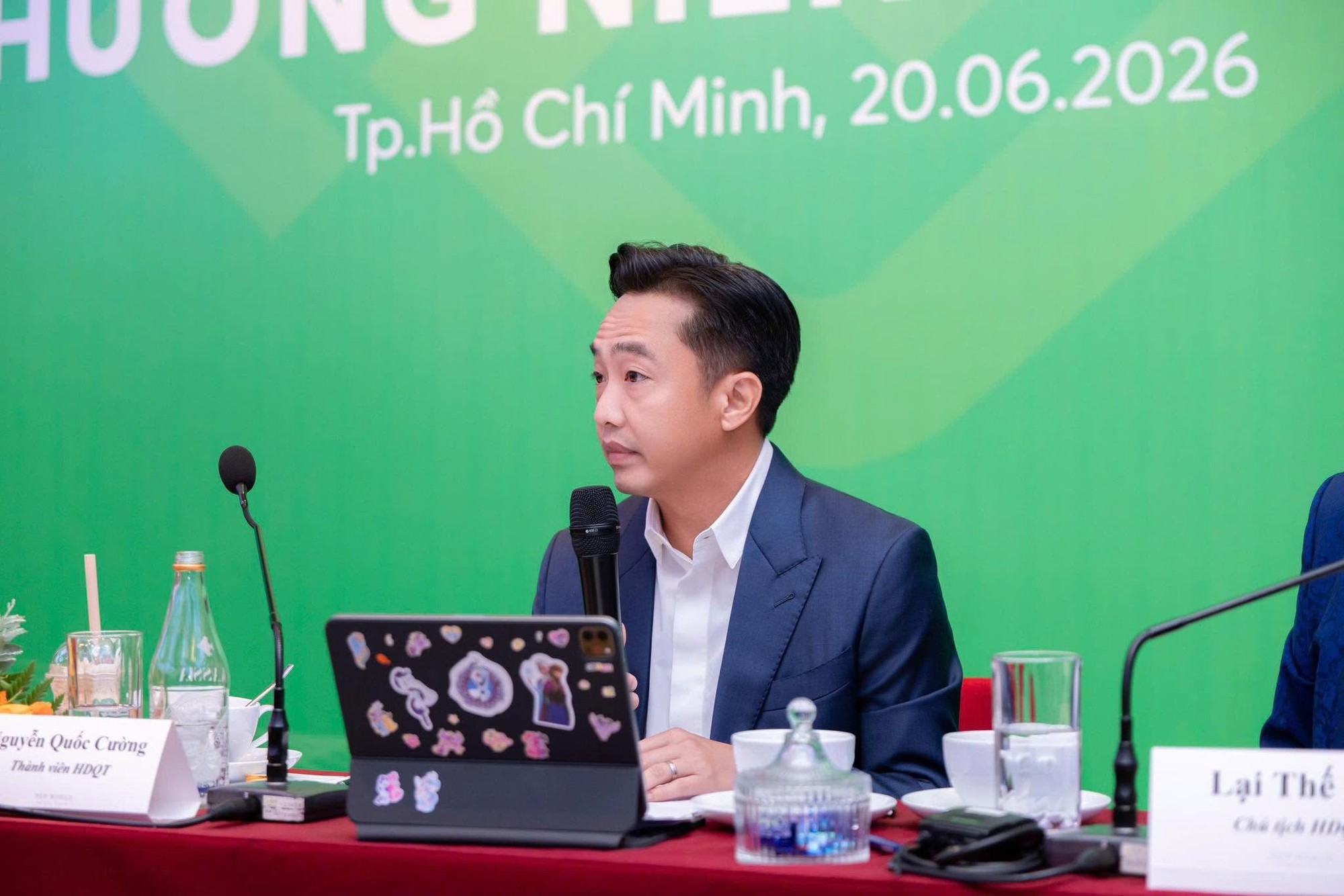 Cường Đ&ocirc; La bỗng trở th&agrave;nh h&igrave;nh mẫu "vạn mẹ m&ecirc;" v&igrave; một chi tiết nhỏ tr&ecirc;n chiếc iPad- Ảnh 1.