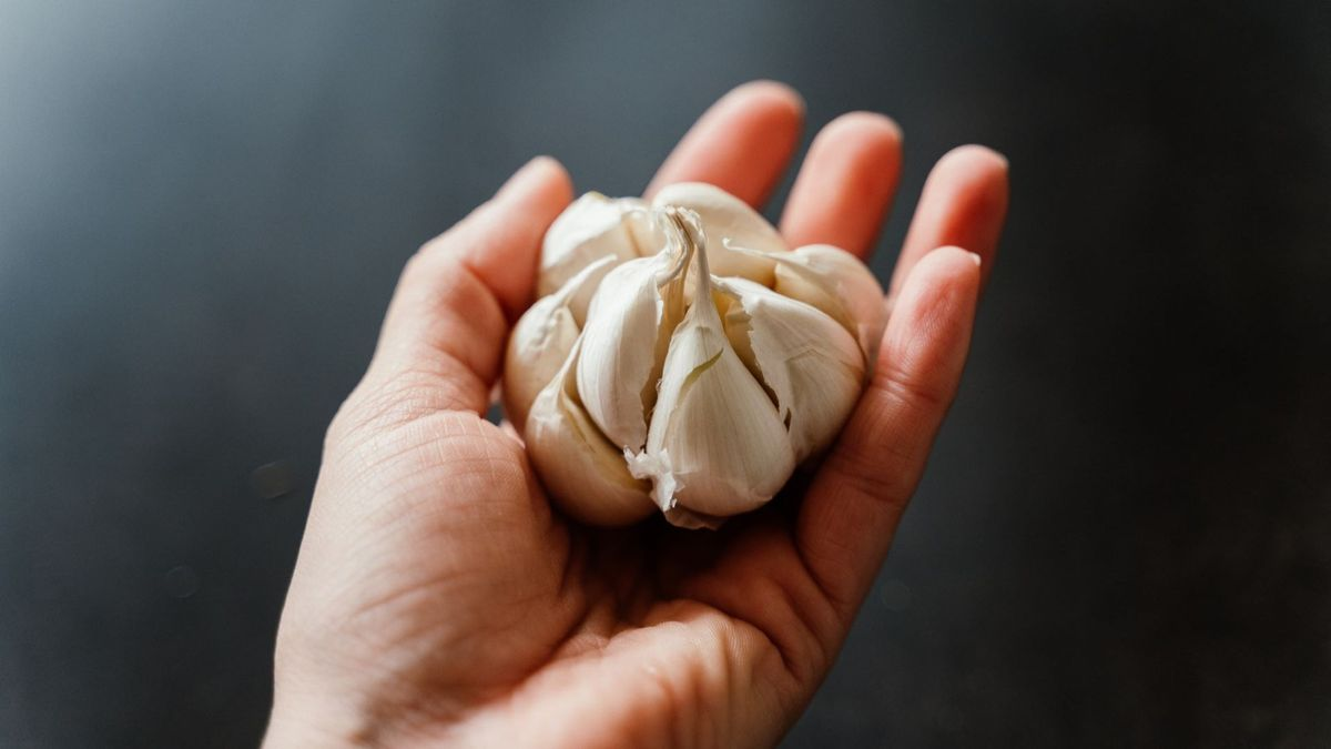 Ăn tỏi sống mỗi ng&agrave;y để "chống ung thư", người đ&agrave;n &ocirc;ng 63 tuổi nhận kết quả bất ngờ sau 6 th&aacute;ng - Ảnh 1.