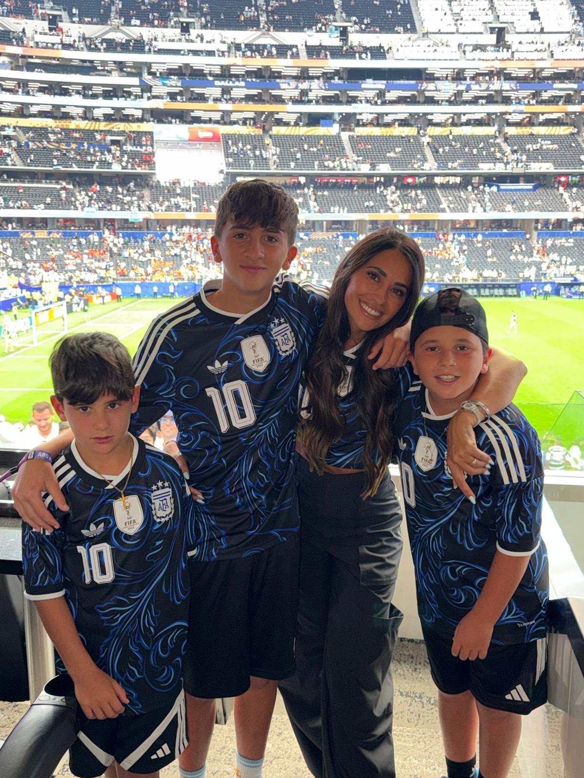 Messi tranh thủ n&oacute;i y&ecirc;u vợ c&ograve;n vợ anh th&igrave; tranh thủ "kiếm tiền" trong b&agrave;i đăng nổi nhất c&otilde;i mạng l&uacute;c n&agrave;y- Ảnh 2.