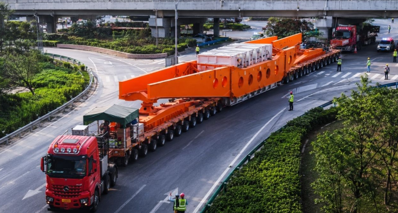 Ph&aacute;t hiện Trung Quốc vận h&agrave;nh đo&agrave;n xe d&agrave;i gần 100m, nặng 600 tấn, chỉ chạy 5km/h, vận chuyển thiết bị khổng lồ phục vụ si&ecirc;u dự &aacute;n  - Ảnh 1.