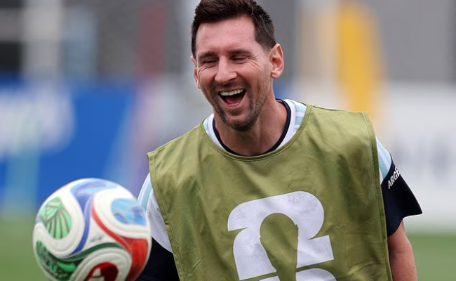 Cơn sốt Messi tại World Cup 2026: Tin đồn bố qua đời g&acirc;y chấn động, 500kg thịt mang sang Mỹ, fan đạp xe 9 th&aacute;ng chỉ để gặp idol - Ảnh 4.