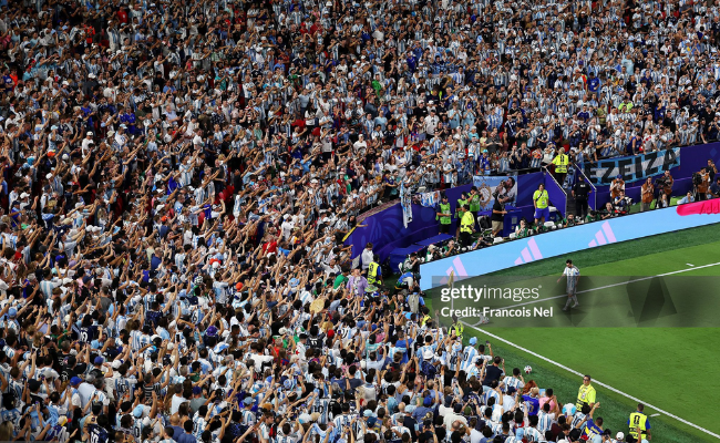 Cơn sốt Messi tại World Cup 2026: Tin đồn bố qua đời g&acirc;y chấn động, 500kg thịt mang sang Mỹ, fan đạp xe 9 th&aacute;ng chỉ để gặp idol - Ảnh 6.
