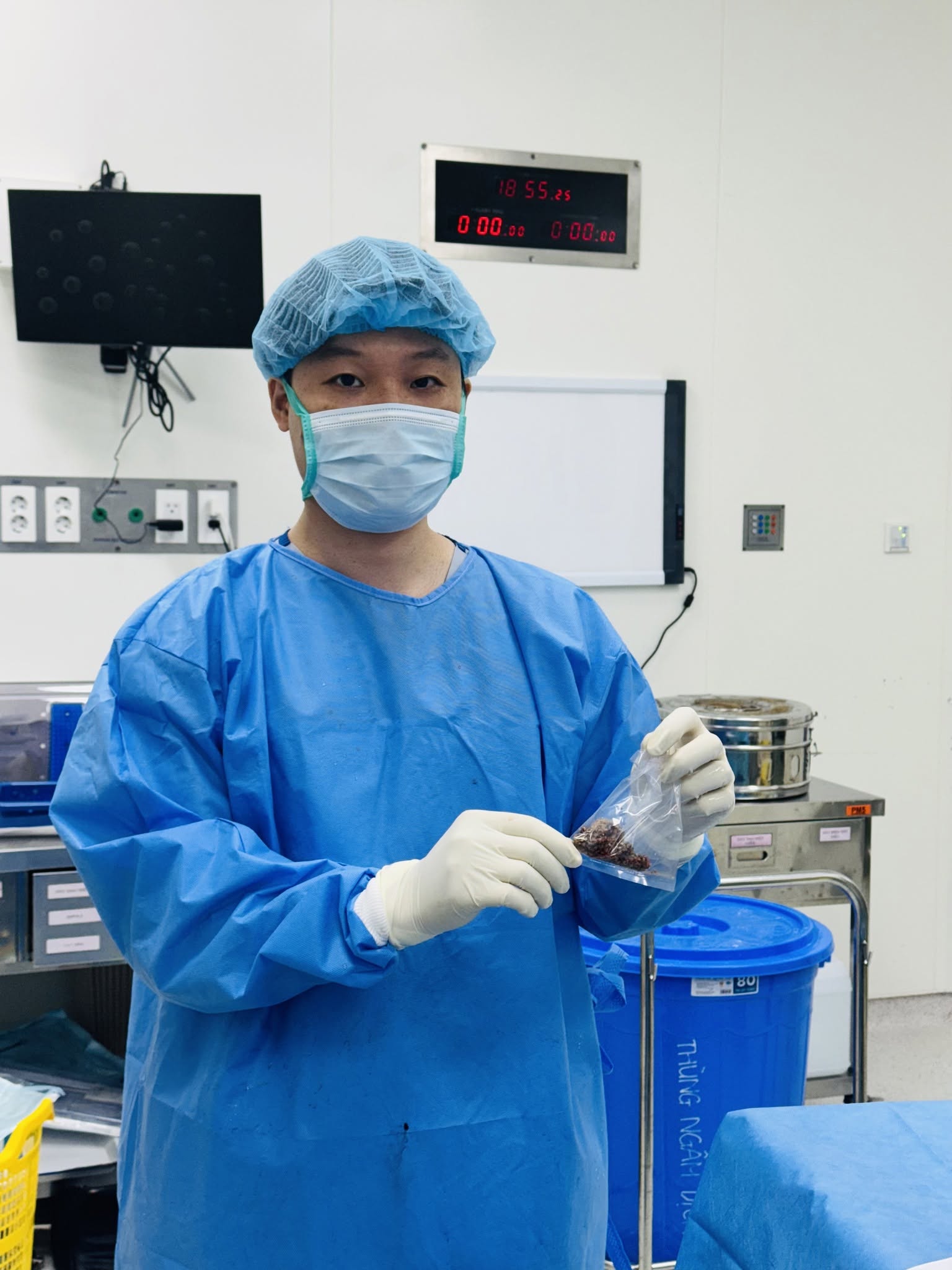 L&eacute;n l&agrave;m một việc cho con trước giờ mổ: Tưởng l&agrave; tốt cho con, mẹ kh&ocirc;ng ngờ lại su&yacute;t đẩy con v&agrave;o nguy hiểm - Ảnh 1.