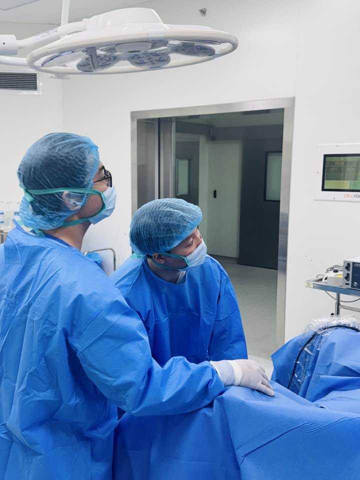 L&eacute;n l&agrave;m một việc cho con trước giờ mổ: Tưởng l&agrave; tốt cho con, mẹ kh&ocirc;ng ngờ lại su&yacute;t đẩy con v&agrave;o nguy hiểm - Ảnh 4.