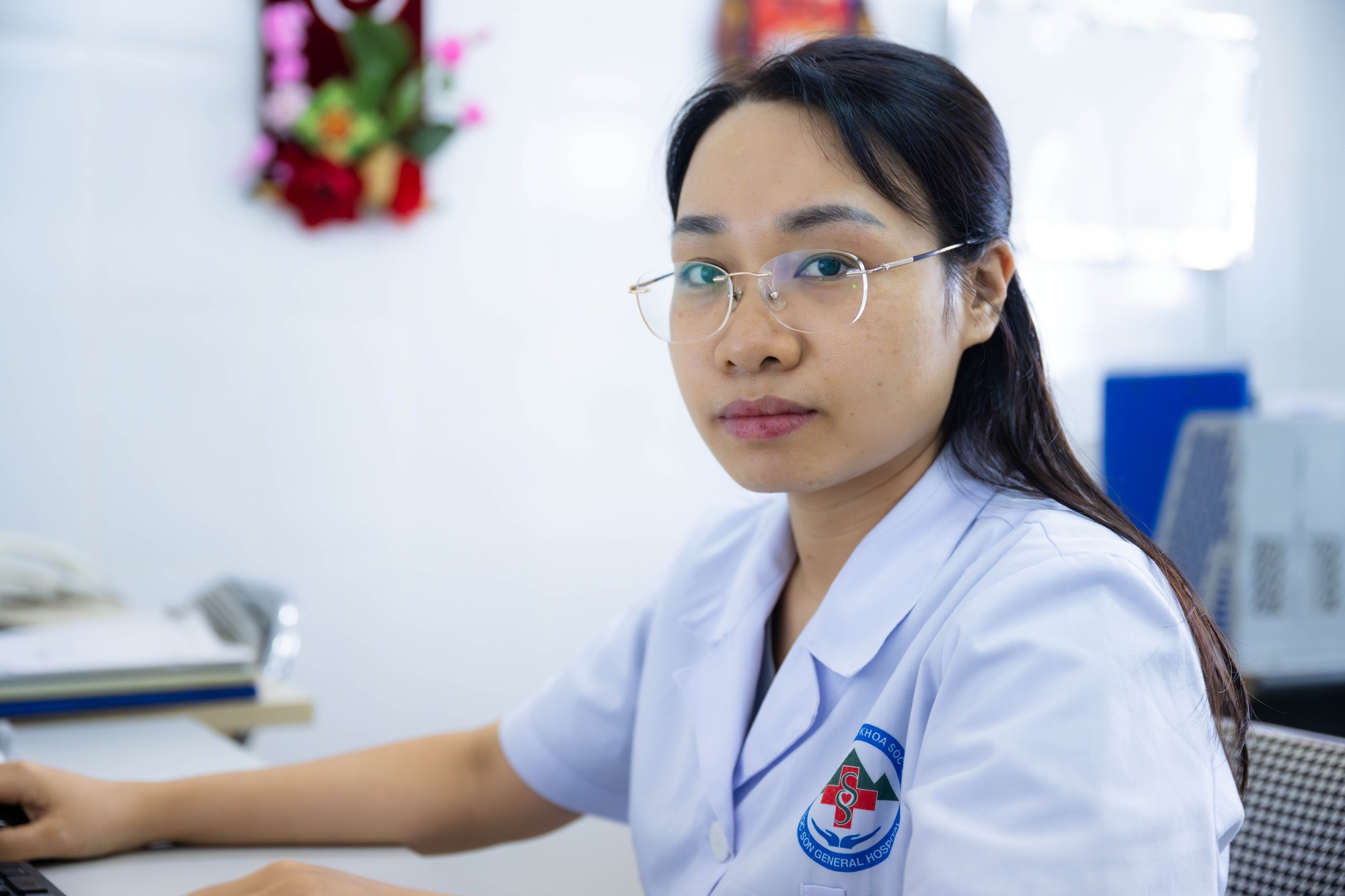 Gặp người phụ nữ b&aacute;n rau bị xịt nước chảy m&aacute;u mắt ở Ph&uacute; Thọ: "Nước xối v&agrave;o mạnh lắm, đau r&aacute;t, tối mắt tối mũi"- Ảnh 6.