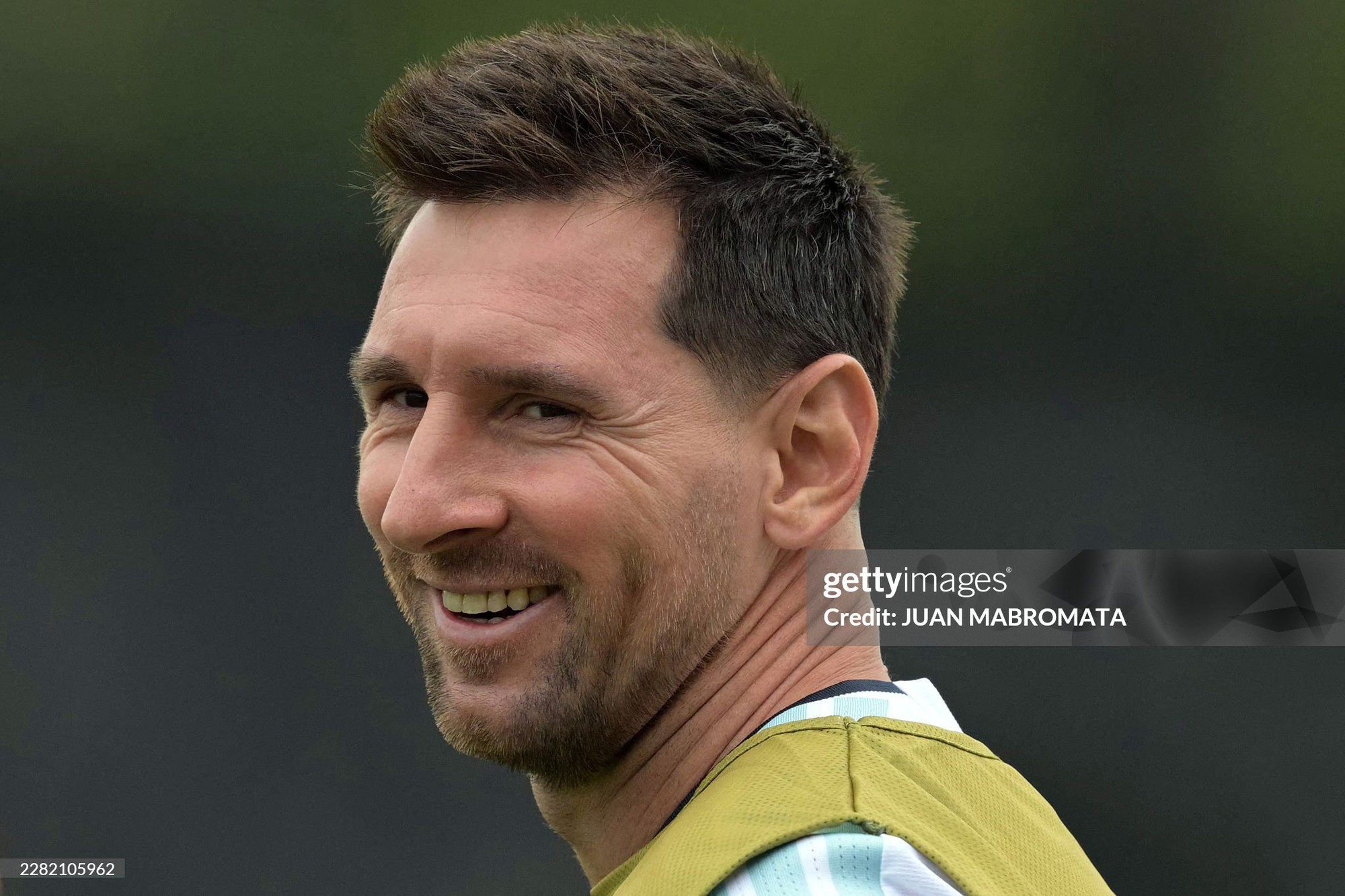 Cơn sốt Messi tại World Cup 2026: Tin đồn bố qua đời g&acirc;y chấn động, 500kg thịt mang sang Mỹ, fan đạp xe 9 th&aacute;ng chỉ để gặp idol - Ảnh 3.