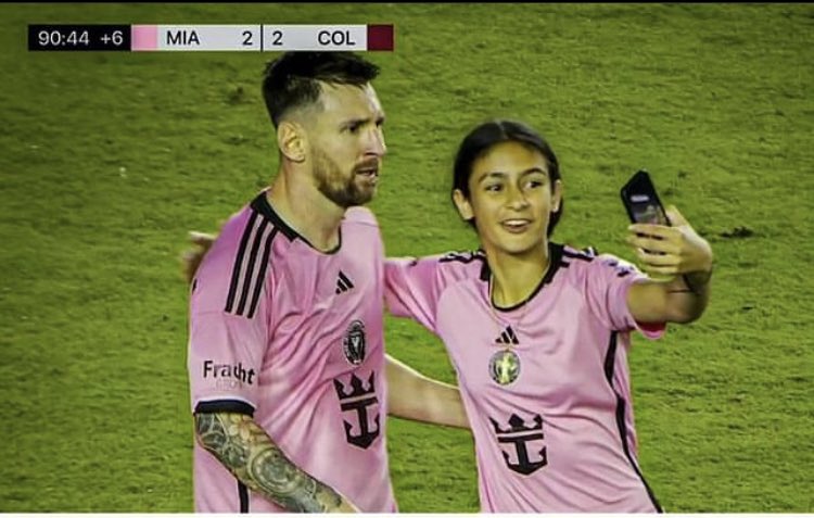 B&eacute; g&aacute;i chụp selfie với Messi vụt nổi tiếng: G&acirc;y cho&aacute;ng v&igrave; lột x&aacute;c ở tuổi 14- Ảnh 2.