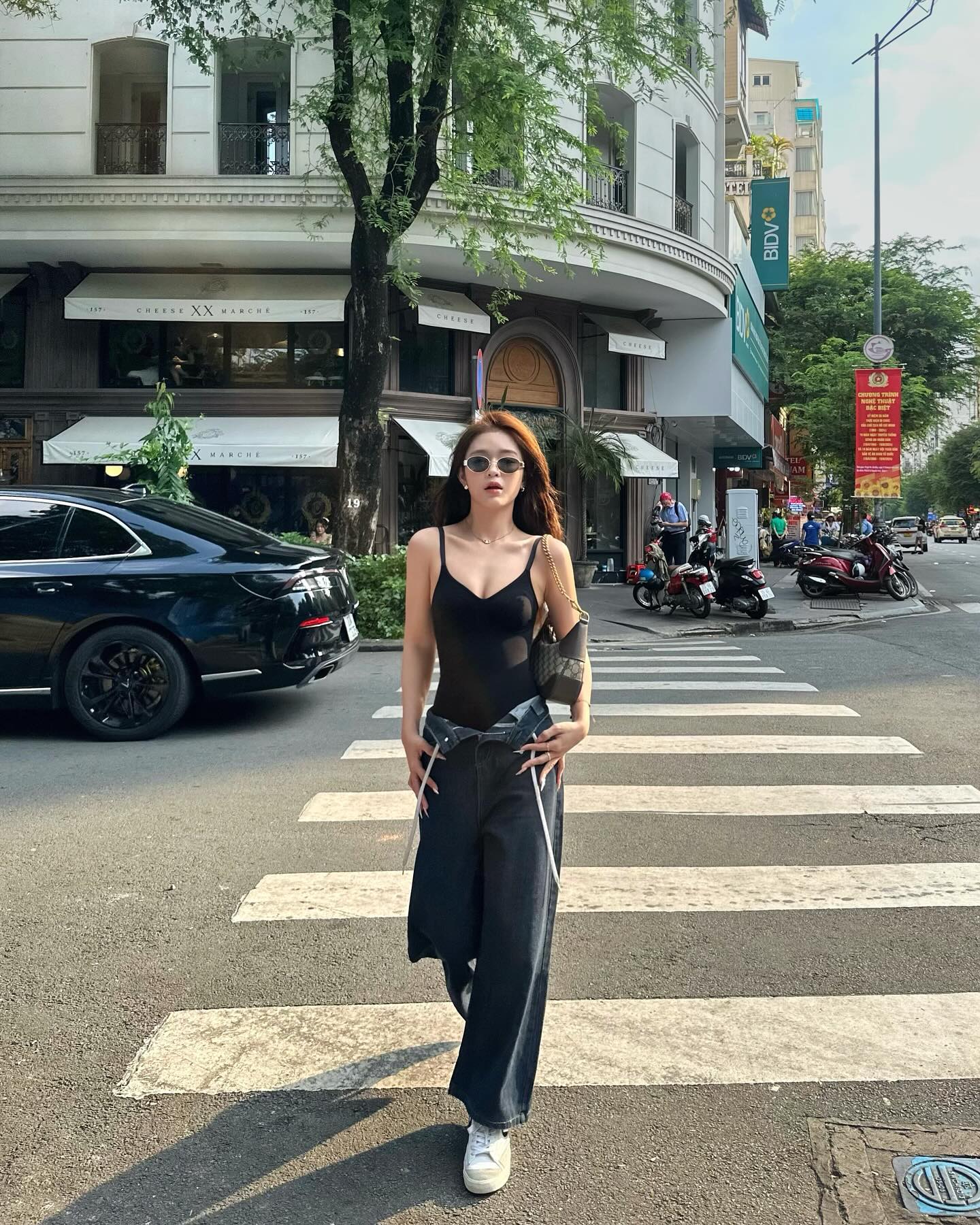 Mỹ nh&acirc;n c&oacute; &aacute;nh mắt k&igrave; lạ khi ngồi cạnh V&otilde; Điền Gia Huy: Nổi tiếng khi tậu BMW năm 23 tuổi, kh&ocirc;ng d&aacute;m so mặt cũ với hiện tại- Ảnh 12.