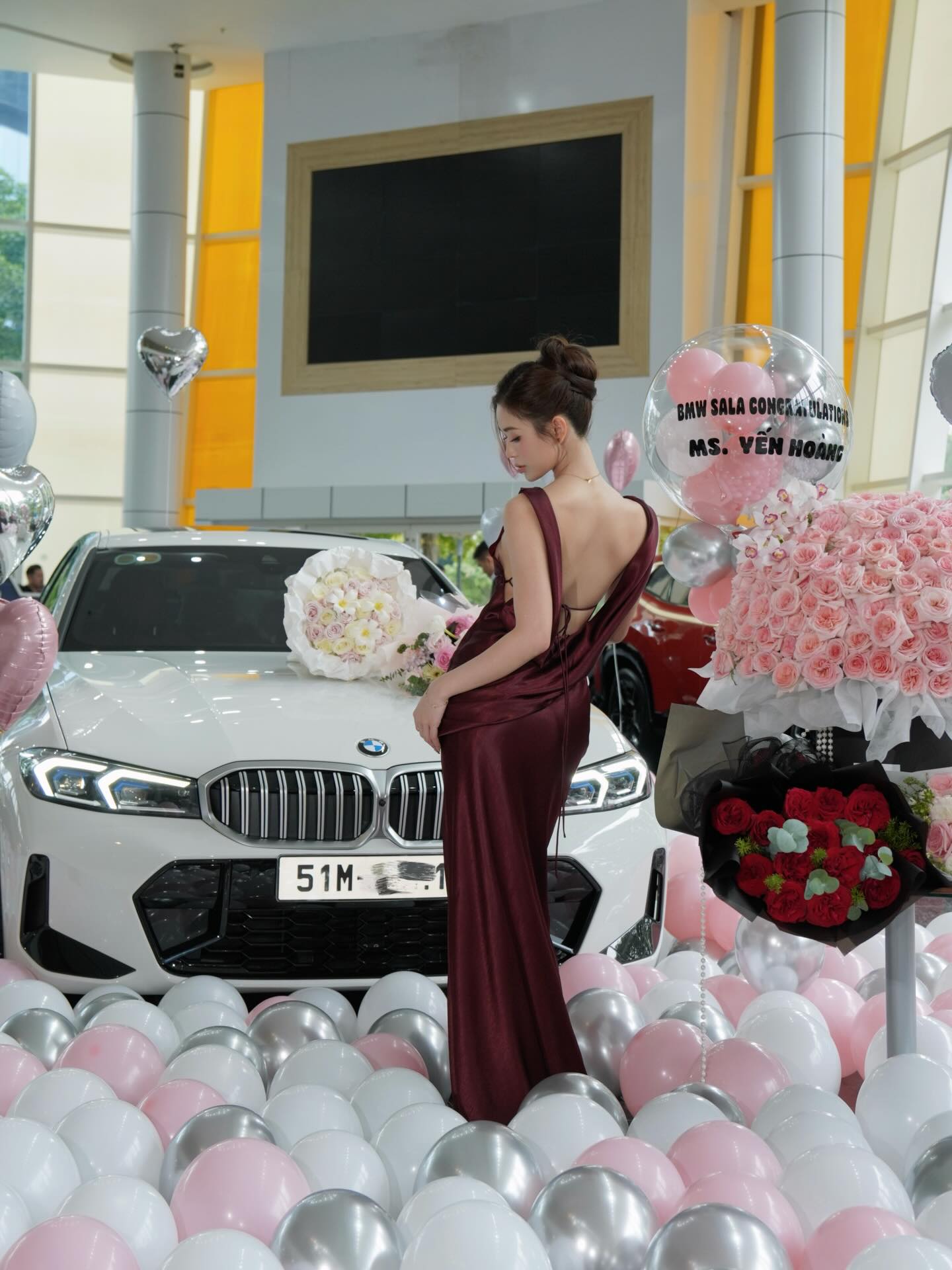 Mỹ nh&acirc;n c&oacute; &aacute;nh mắt k&igrave; lạ khi ngồi cạnh V&otilde; Điền Gia Huy: Nổi tiếng khi tậu BMW năm 23 tuổi, kh&ocirc;ng d&aacute;m so mặt cũ với hiện tại- Ảnh 9.