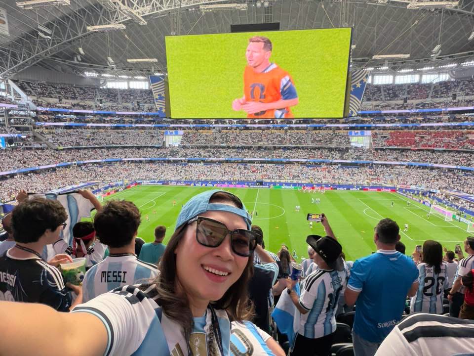 Mỹ T&acirc;m vỡ &ograve;a khi lần đầu xem Messi thi đấu ngo&agrave;i đời, chứng kiến lu&ocirc;n khoảnh khắc lịch sử tại World Cup 2026- Ảnh 2.