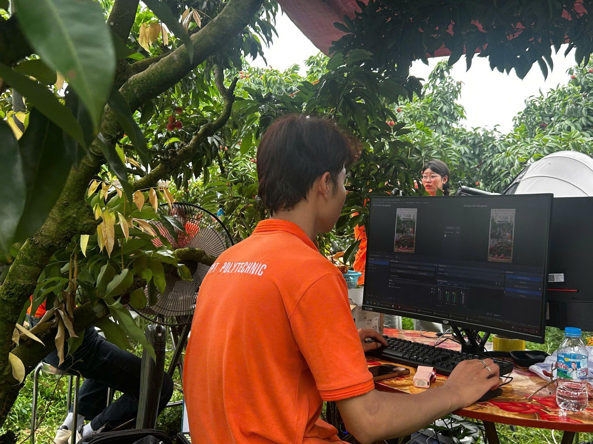 Hiệu trưởng trực tiếp livestream bán vải, chốt đơn hàng chục tấn nông sản - Ảnh 2. Hiệu trưởng trực tiếp livestream bán vải, chốt đơn hàng chục tấn nông sản - Ảnh 2.