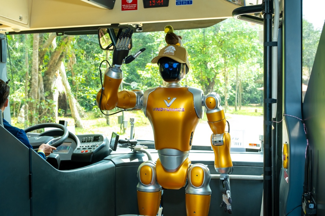 Từ &ldquo;hướng dẫn vi&ecirc;n&rdquo; robot đến d&ugrave;ng bữa c&ugrave;ng&hellip; c&aacute; mập: Chuỗi trải nghiệm độc lạ đang khiến du kh&aacute;ch đổ về Bắc đảo Ph&uacute; Quốc - Ảnh 2.