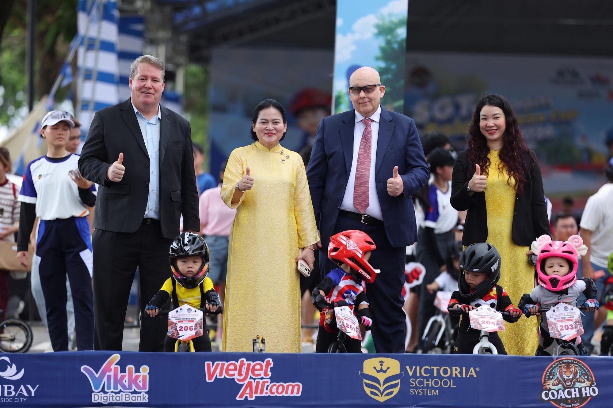 Victoria School tổ chức giải đua xe thăng bằng cho trẻ: Sân chơi rèn bản lĩnh và kết nối gia đình - Ảnh 2. Victoria School tổ chức giải đua xe thăng bằng cho trẻ: Sân chơi rèn bản lĩnh và kết nối gia đình - Ảnh 2.