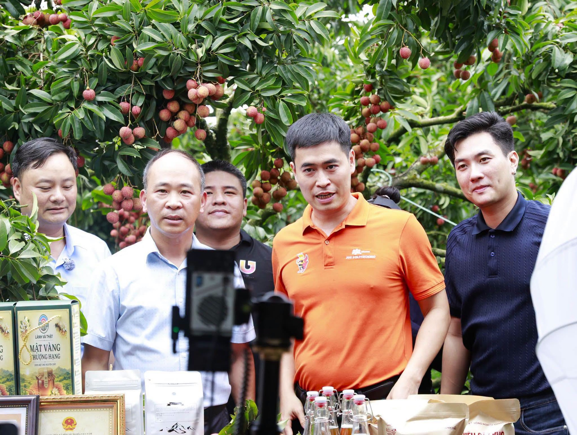 Hiệu trưởng trực tiếp livestream bán vải, chốt đơn hàng chục tấn nông sản - Ảnh 3. Hiệu trưởng trực tiếp livestream bán vải, chốt đơn hàng chục tấn nông sản - Ảnh 3.