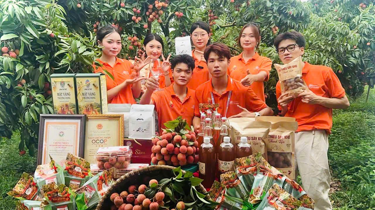 Hiệu trưởng trực tiếp livestream bán vải, chốt đơn hàng chục tấn nông sản - Ảnh 4. Hiệu trưởng trực tiếp livestream bán vải, chốt đơn hàng chục tấn nông sản - Ảnh 4.