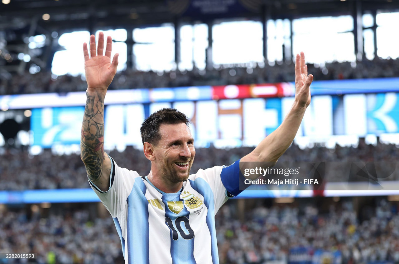 B&eacute; g&aacute;i chụp selfie với Messi vụt nổi tiếng: G&acirc;y cho&aacute;ng v&igrave; lột x&aacute;c ở tuổi 14- Ảnh 1.