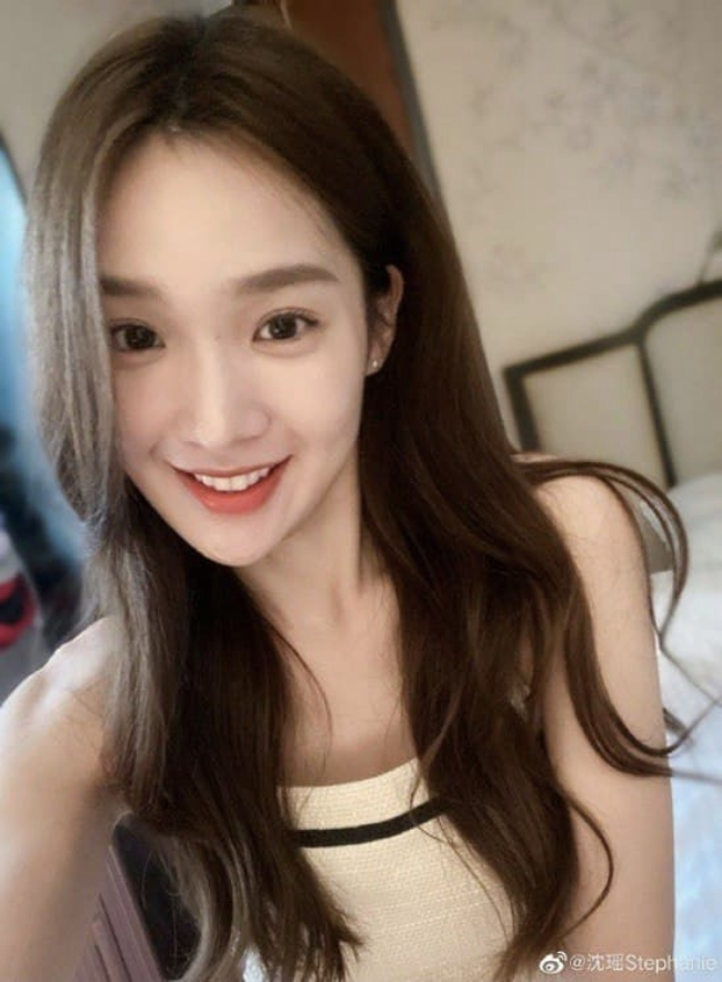 Clip chồng Chị Đẹp đ&igrave;nh đ&aacute;m h&uacute; h&iacute; với tiểu tam trong &ocirc; t&ocirc;, c&ograve;n ngả ngớn ngồi l&ecirc;n đ&ugrave;i nhau, nghe lời giải th&iacute;ch m&agrave; chối tai- Ảnh 3.