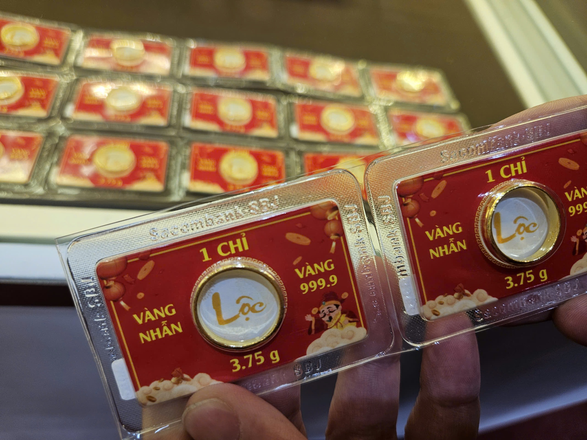 Giá vàng miếng SJC, vàng nhẫn rớt trở lại- Ảnh 1. Giá vàng miếng SJC, vàng nhẫn rớt trở lại- Ảnh 1.