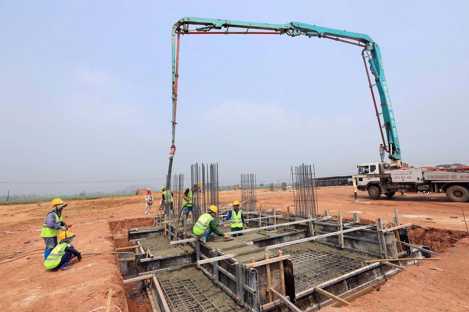 Cắm th&agrave;nh c&ocirc;ng 4.600 trụ th&eacute;p nặng 200.000 tấn, biến điều kh&ocirc;ng thể th&agrave;nh c&oacute; thể, lập c&uacute; đ&uacute;p kỳ t&iacute;ch khiến cả thế giới ngỡ ng&agrave;ng- Ảnh 1.