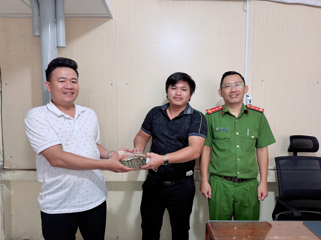 T&agrave;i khoản nam thanh ni&ecirc;n SN 1999 ph&aacute;t sinh giao dịch 260 triệu đồng: C&ocirc;ng an mời chủ hộ kinh doanh ở H&agrave; Nội l&ecirc;n l&agrave;m việc- Ảnh 1.