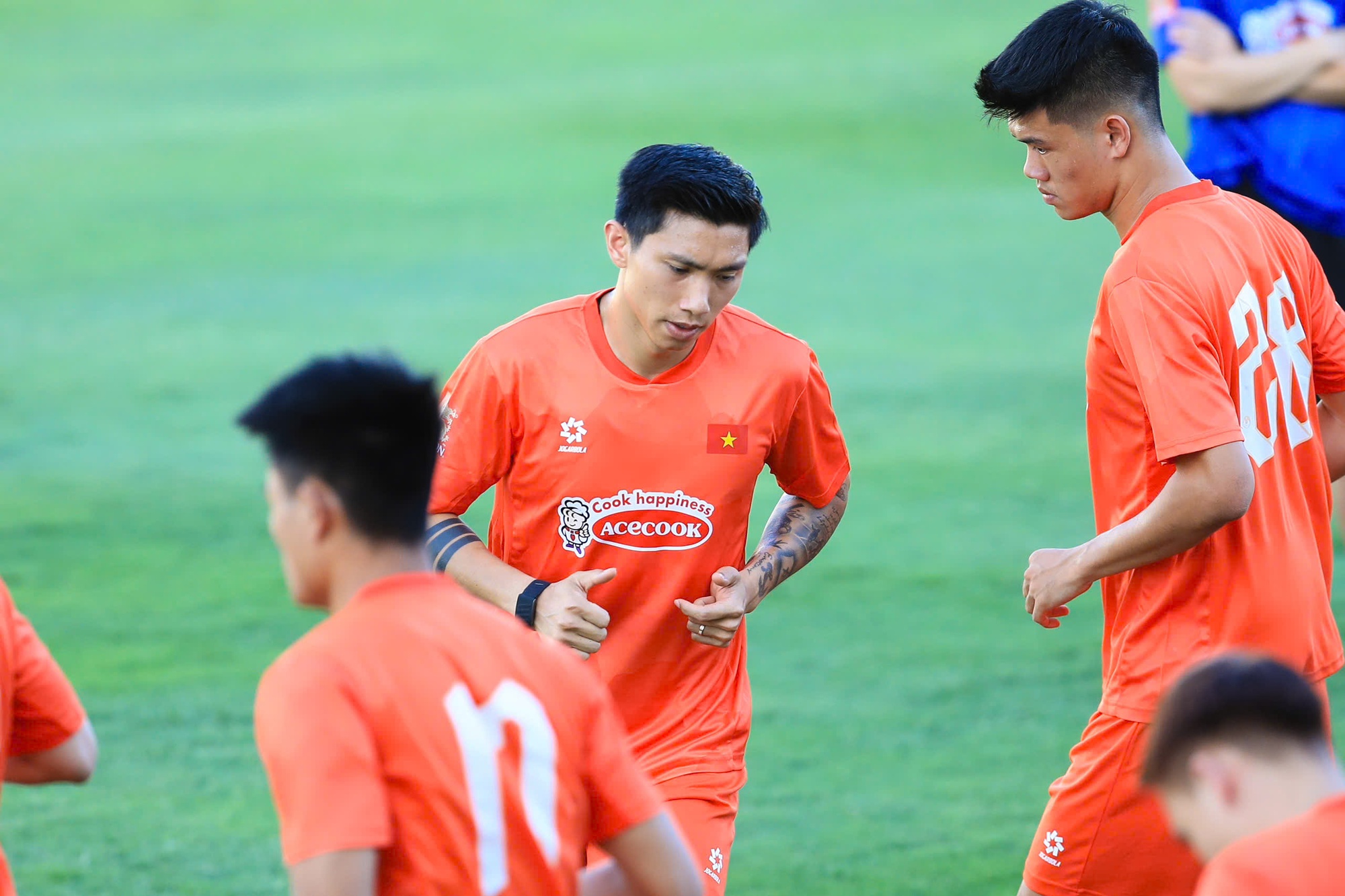Tuyển Việt Nam tập giữa "chảo lửa" chuẩn bị cho ASEAN Cup: Đ&igrave;nh Bắc, L&acirc;m T&acirc;y, Trung Ki&ecirc;n mướt mồ h&ocirc;i visual vẫn s&aacute;ng bừng!  - Ảnh 12.