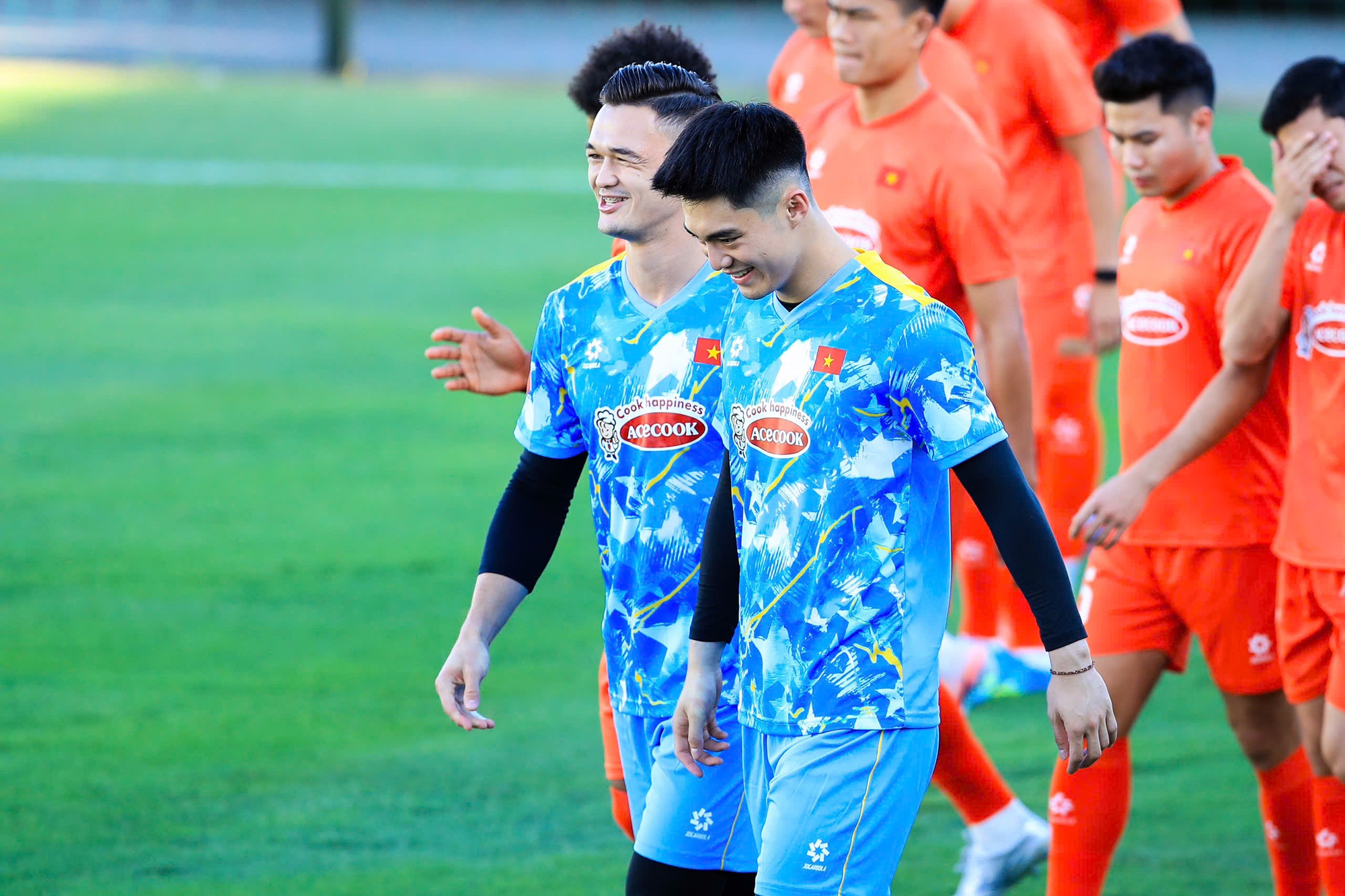 Tuyển Việt Nam tập giữa "chảo lửa" chuẩn bị cho ASEAN Cup: Đ&igrave;nh Bắc, L&acirc;m T&acirc;y, Trung Ki&ecirc;n mướt mồ h&ocirc;i visual vẫn s&aacute;ng bừng!  - Ảnh 5.