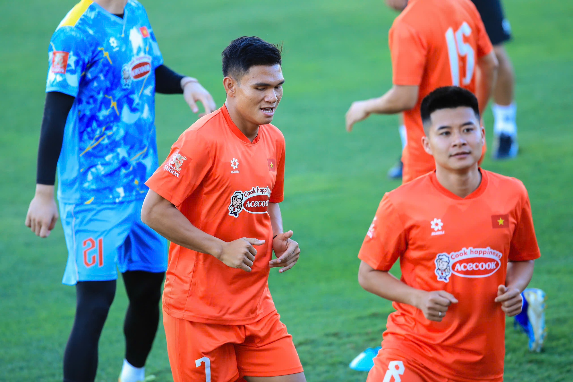 Tuyển Việt Nam tập giữa "chảo lửa" chuẩn bị cho ASEAN Cup: Đ&igrave;nh Bắc, L&acirc;m T&acirc;y, Trung Ki&ecirc;n mướt mồ h&ocirc;i visual vẫn s&aacute;ng bừng!  - Ảnh 17.