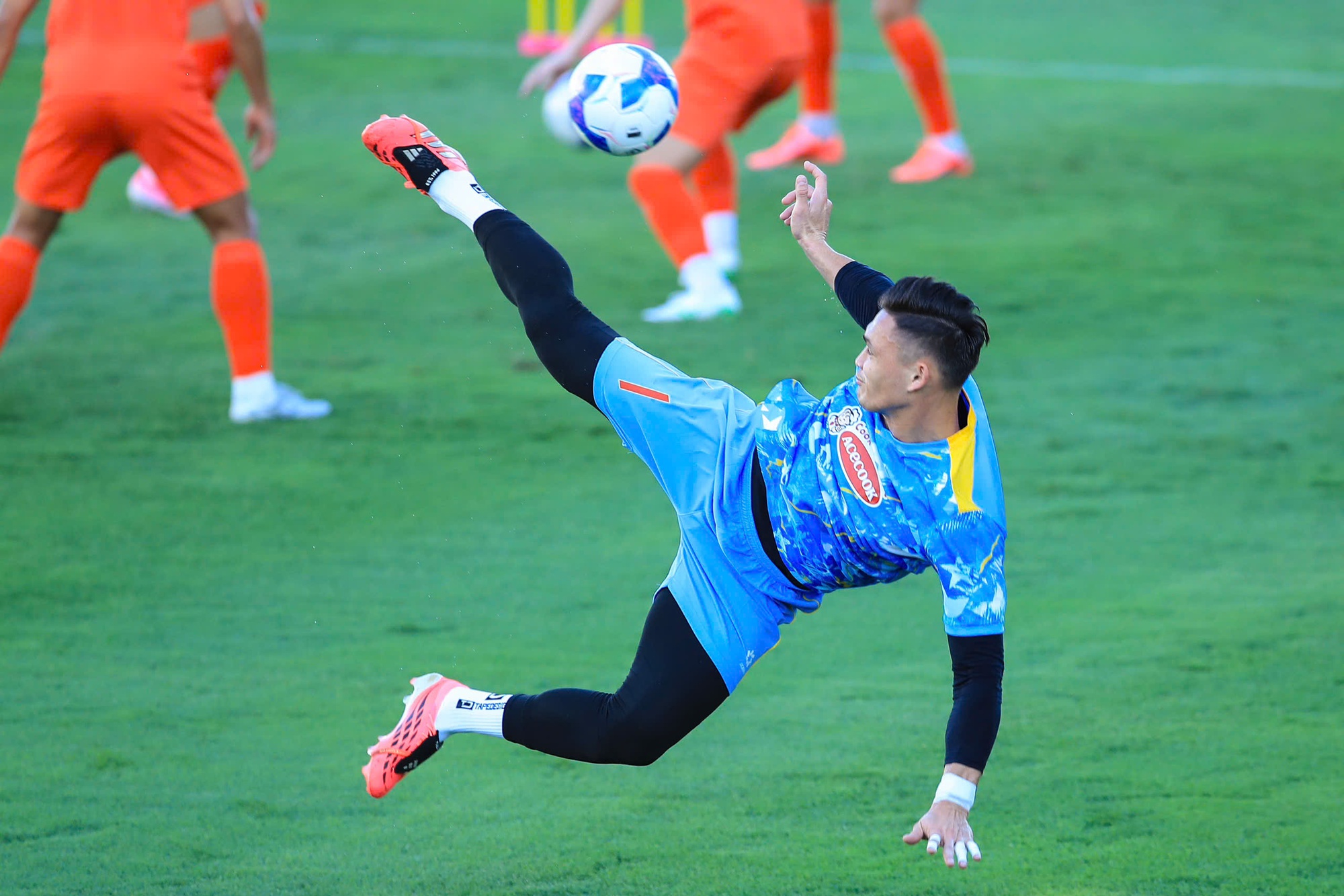 Tuyển Việt Nam tập giữa "chảo lửa" chuẩn bị cho ASEAN Cup: Đ&igrave;nh Bắc, L&acirc;m T&acirc;y, Trung Ki&ecirc;n mướt mồ h&ocirc;i visual vẫn s&aacute;ng bừng!  - Ảnh 20.
