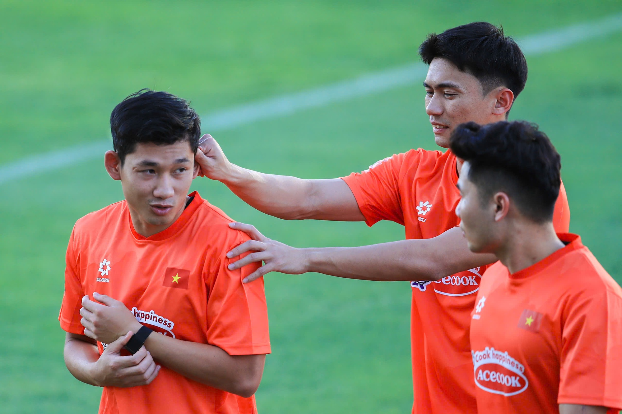 Tuyển Việt Nam tập giữa "chảo lửa" chuẩn bị cho ASEAN Cup: Đ&igrave;nh Bắc, L&acirc;m T&acirc;y, Trung Ki&ecirc;n mướt mồ h&ocirc;i visual vẫn s&aacute;ng bừng!  - Ảnh 16.