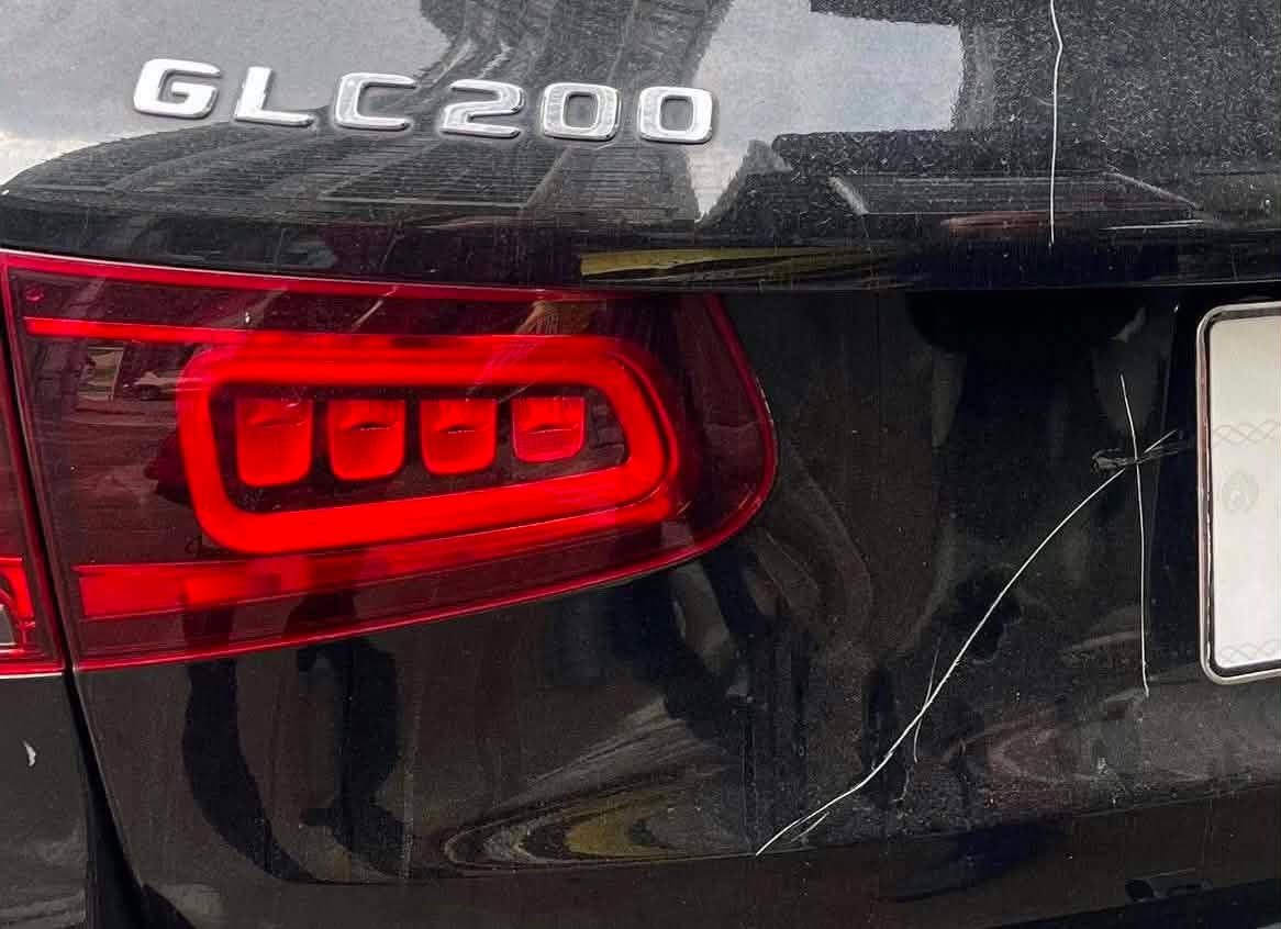 Vụ chiếc Mercedes bị đập gương, cào xước khi đỗ bên đường ở Hà Nội: Truy tố người phụ nữ 65 tuổi - Ảnh 1.