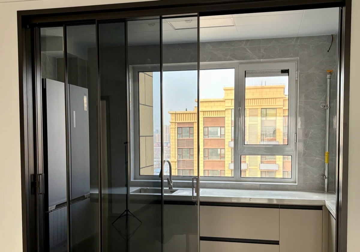 Ng&agrave;y c&agrave;ng nhiều gia đ&igrave;nh bỏ cửa trượt nh&agrave; bếp: 3 phương &aacute;n thay thế gi&uacute;p kh&ocirc;ng gian s&aacute;ng hơn, rộng hơn v&agrave; đỡ b&iacute; b&aacute;ch- Ảnh 2.